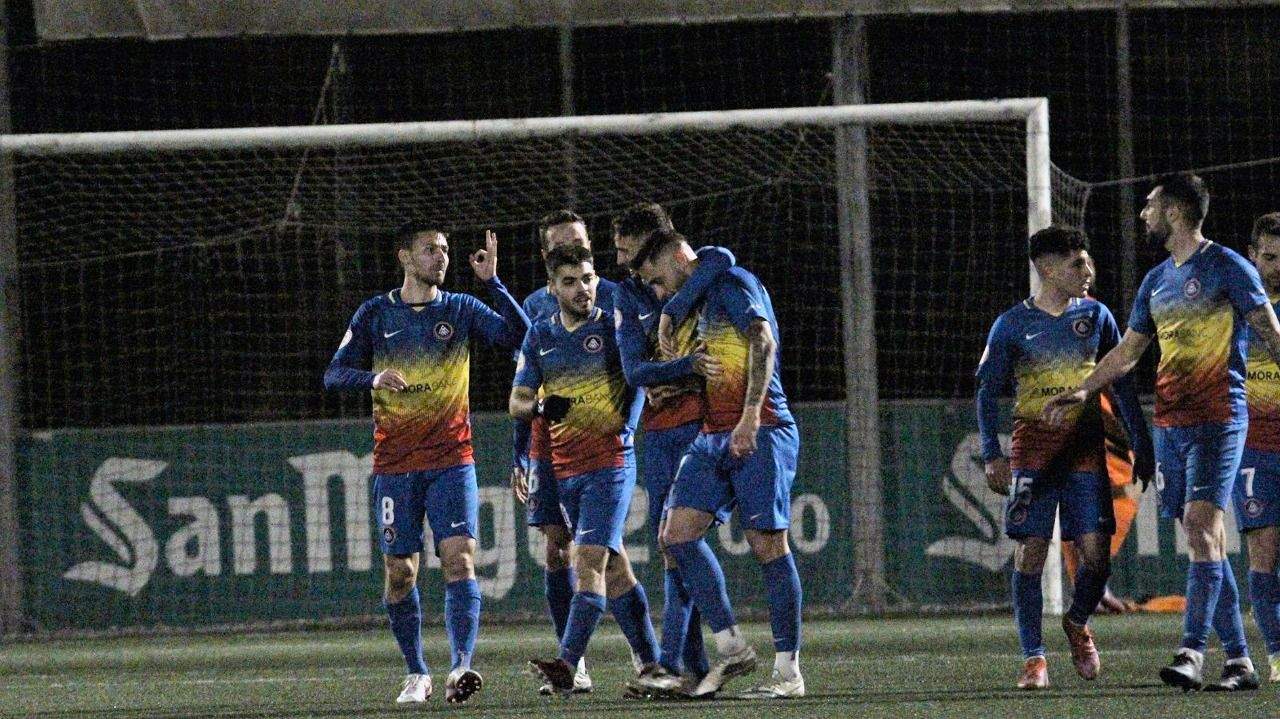 Els jugadors tricolors celebren un dels tres gols aconseguits al camp del Cornellà.
