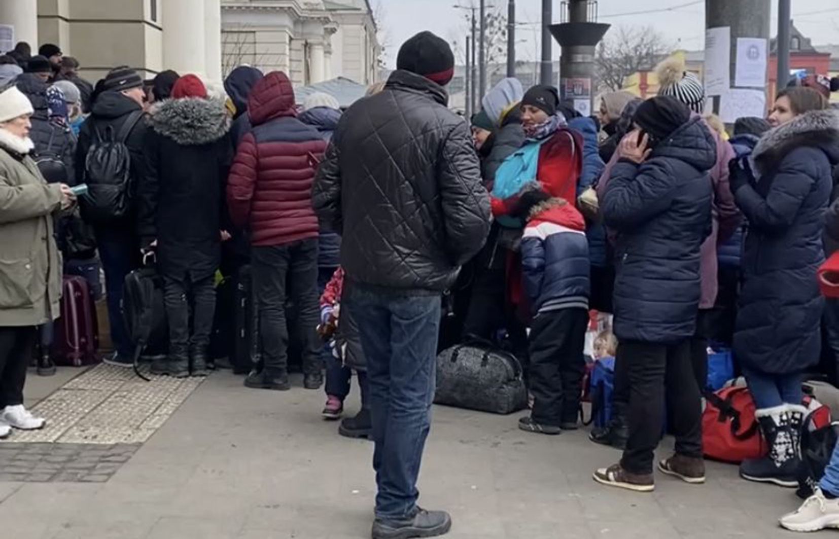 Cua de ciutadans ucraïnesos a l'estació de tren de Lviv per marxar del país cap a Polònia.