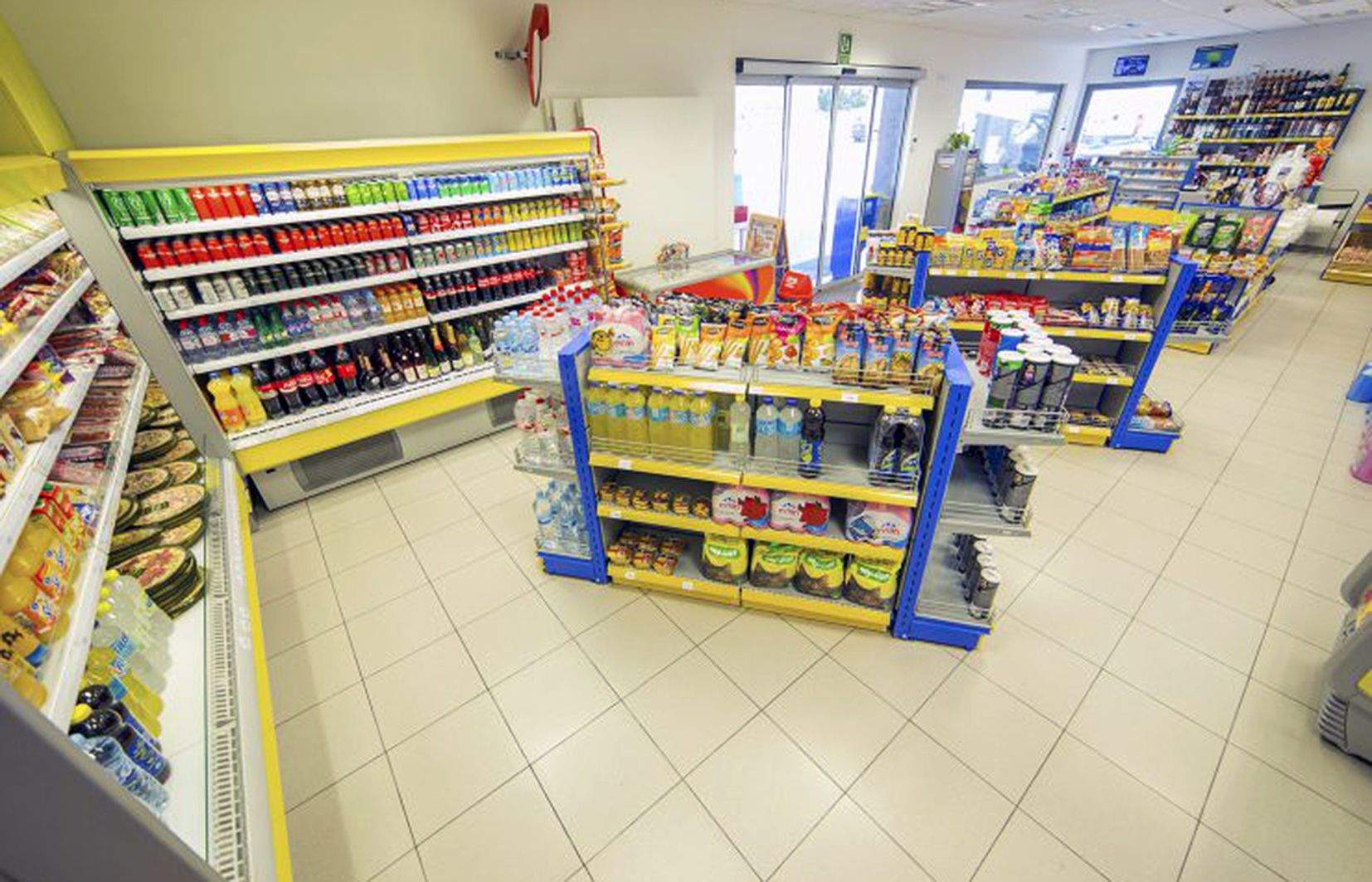 Els joves s'haurien endut productes de la botiga de la gasolinera.