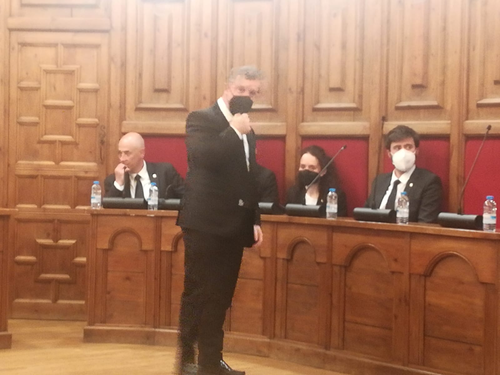 Rossend Duró, Sònia Carrillo, Josep Majoral i Cerni Cairat abans de l'inici de la sessió de comú d'aquest dilluns.