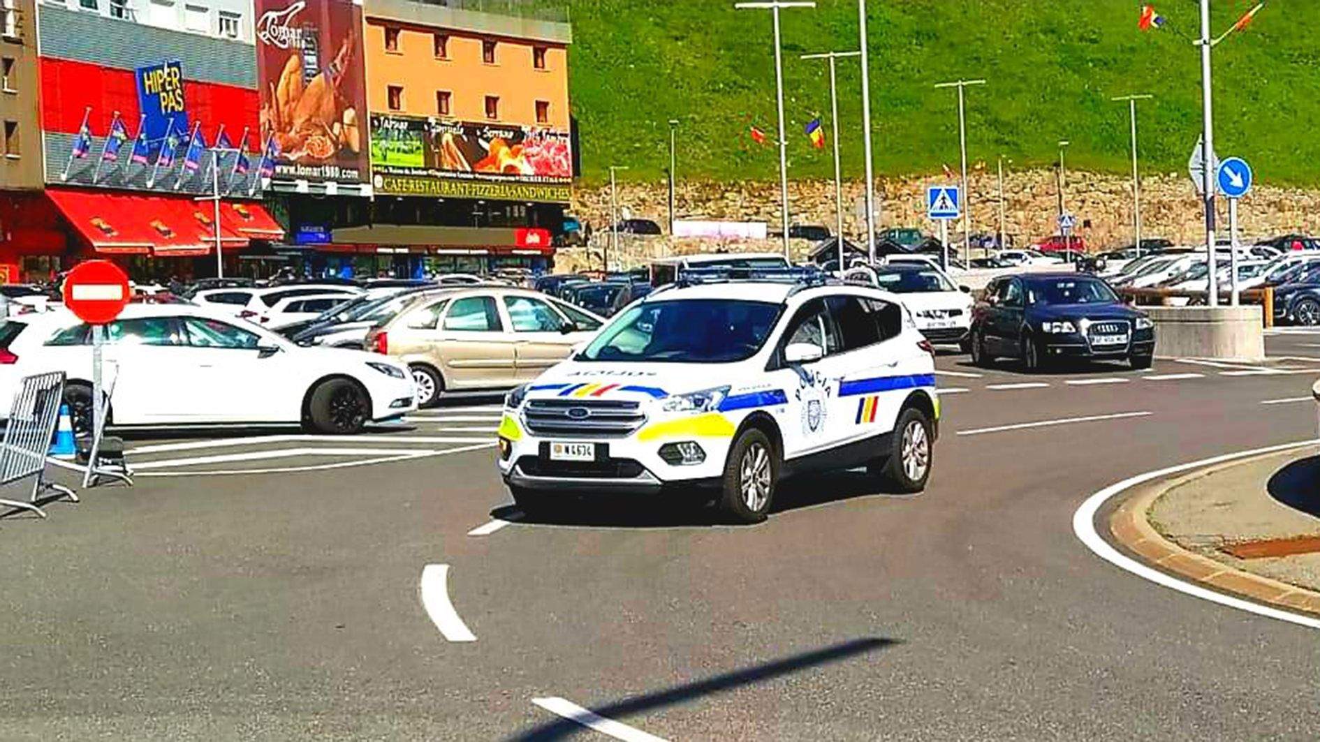 Un vehicle del cos fent patrulla pel Pas de la Casa. Un vehicle del cos fent patrulla pel Pas de la Casa.