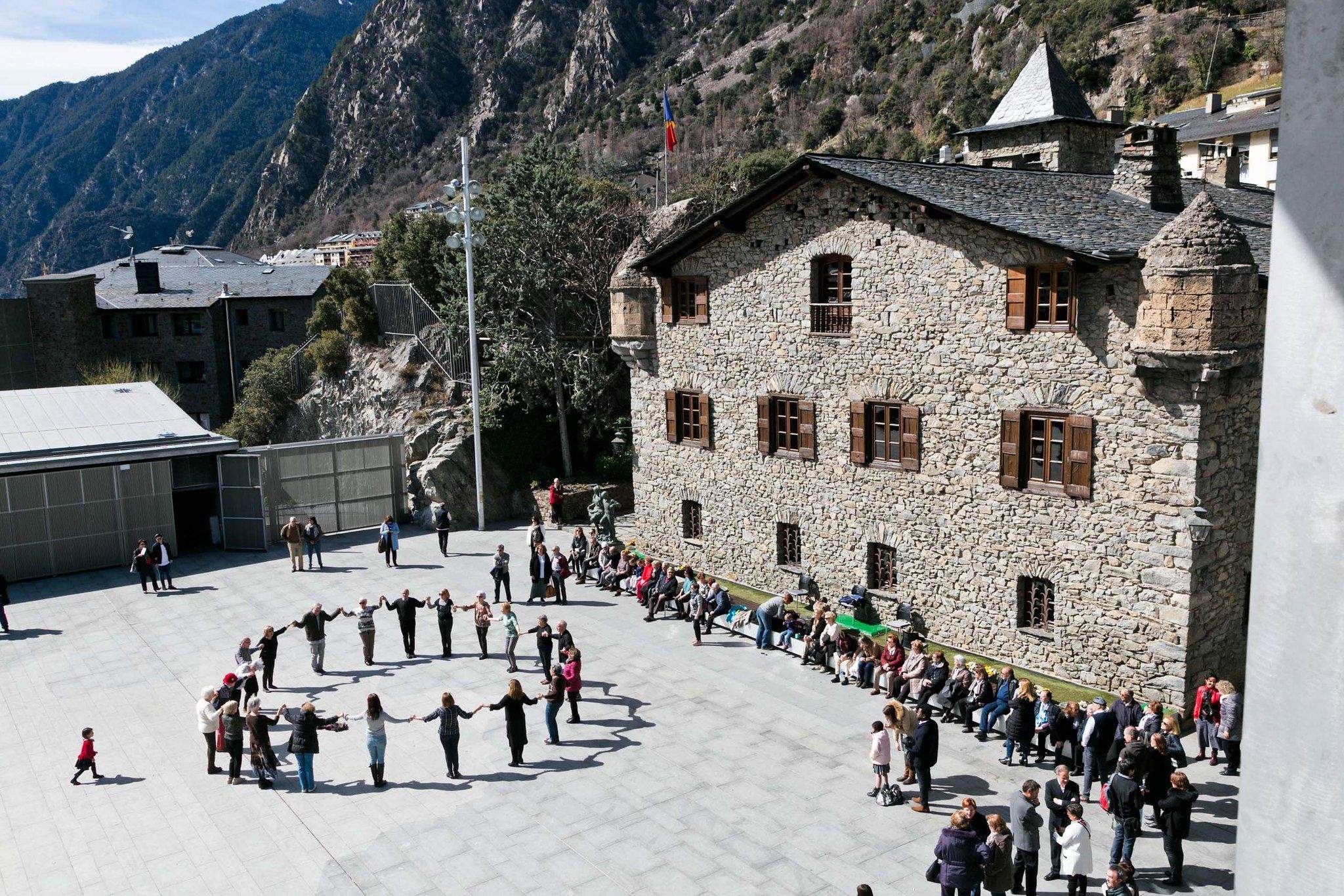 Ballada de sardanes davant Casa de la Vall l'any 2019.