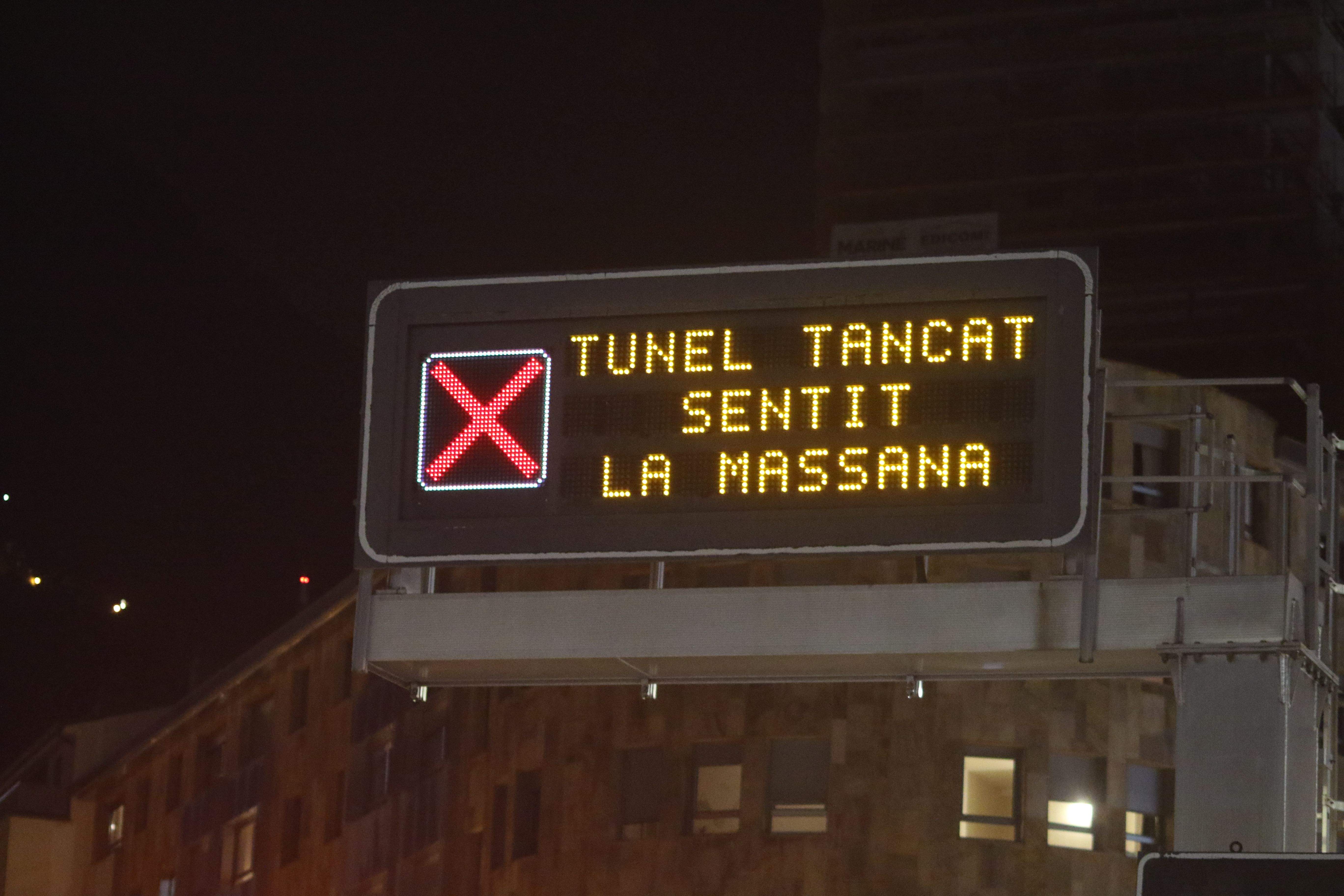 Un rètol que indicava que el túnel estava tancat. La portaveu del Sindicat, Rebeca Bonache.