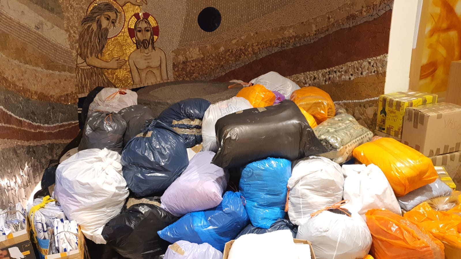 Material pels refugiats d'Ucraïna dipositat aquest dimarts al matí a l'església de Sant Julià de Lòria-