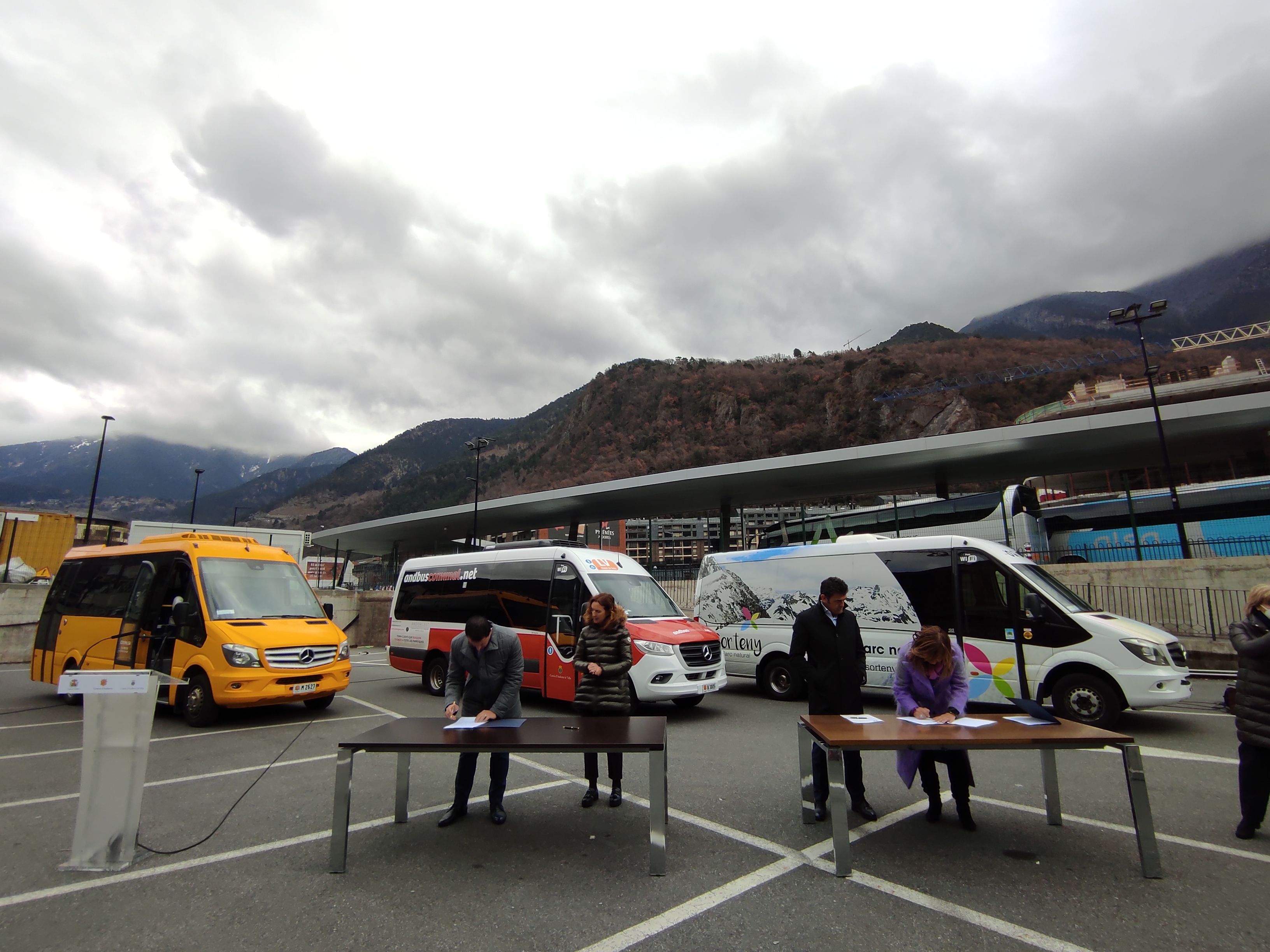 Un moment de la signatura del conveni.