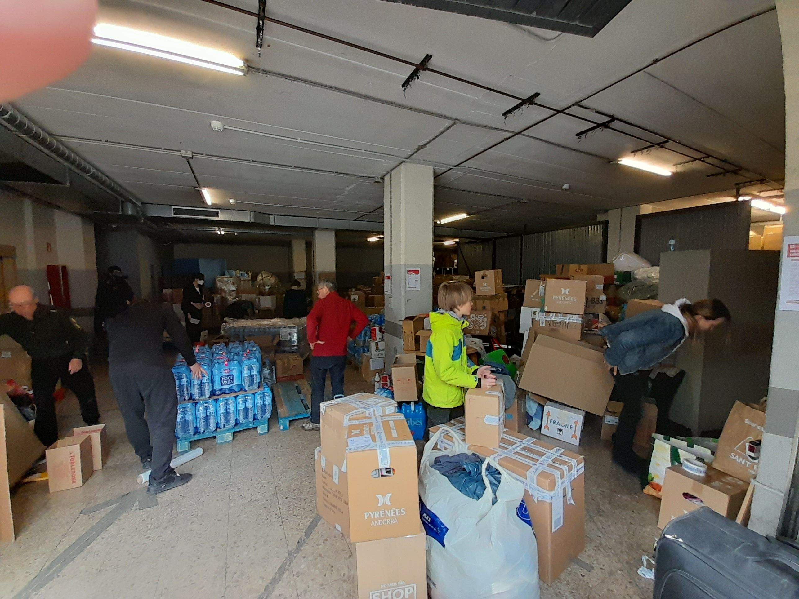 El magatzem de la Creu Roja on s'organitza tot per la partida de material.
