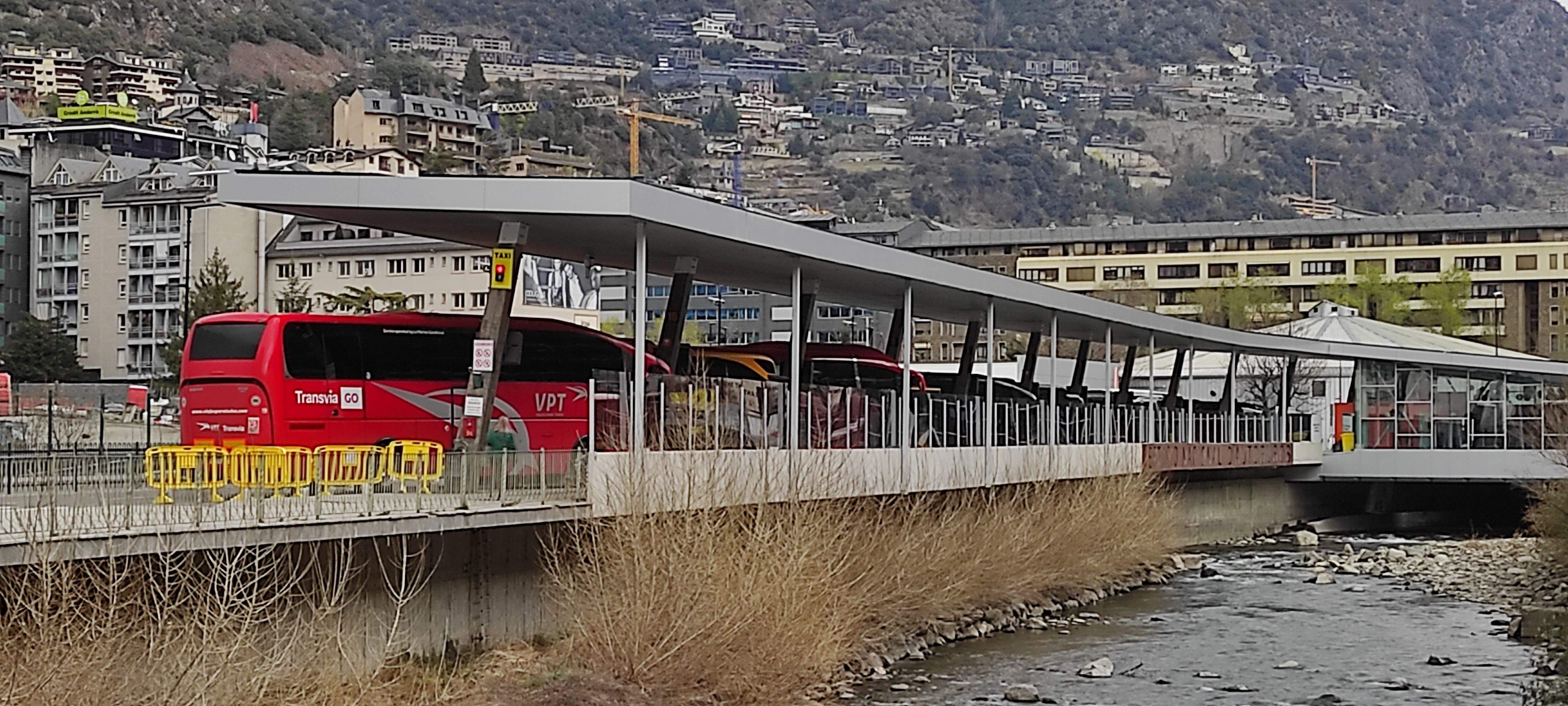 L'estació d'autobusos, l'indret on es va oblidar la jaqueta el jove.