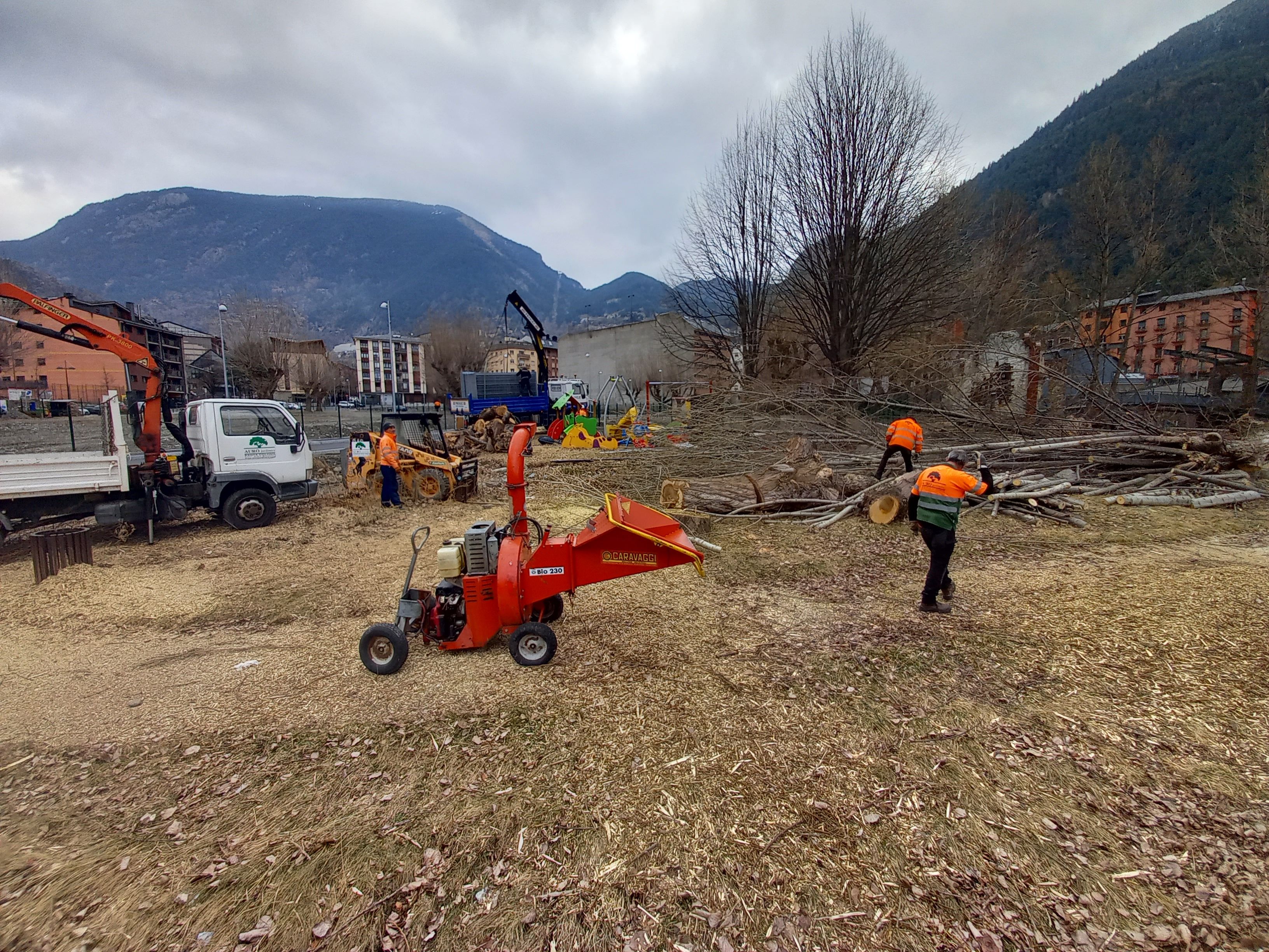 Operaris treballant a una de les parcel·les que ocuparà el futur parc.