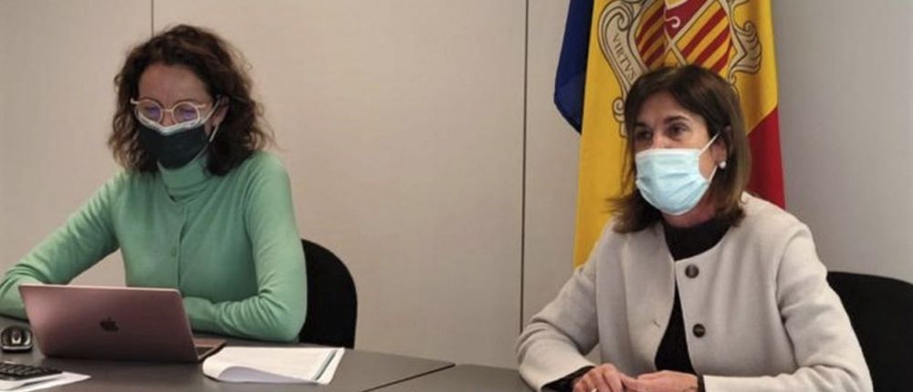 La directora de recursos humans del ministeri d'Educació, Marie Pagès i la ministra Ester Vilarrubla.