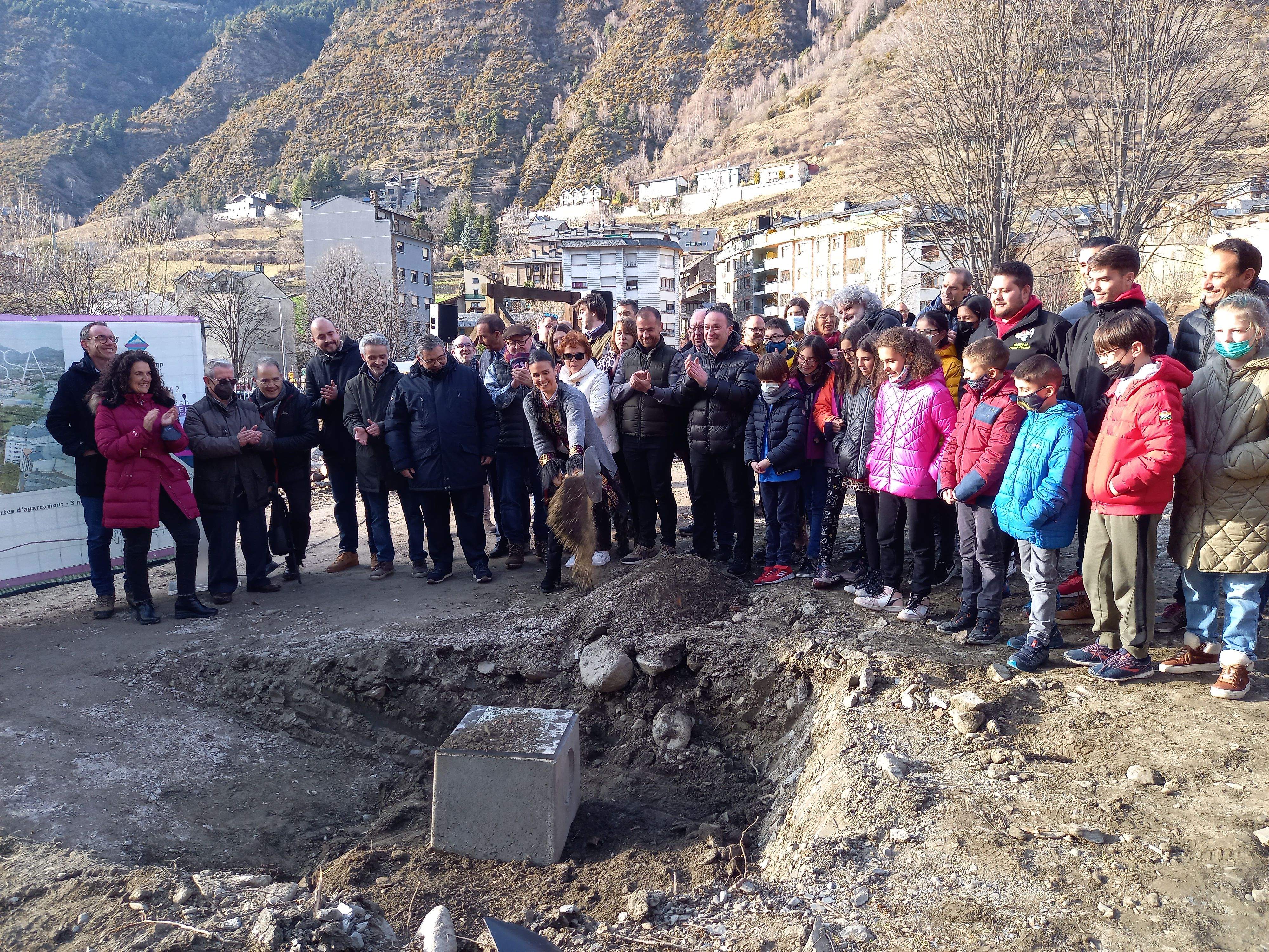 Mas llança una paletada de terra sobre la primera pedra del parc de l'Ossa.