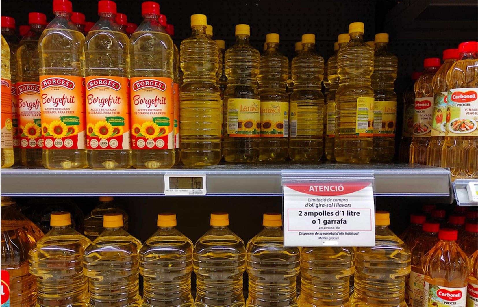 Prestatge d'un supermercat del país on es limita la compra d'ampolles d'oli de gira-sol.