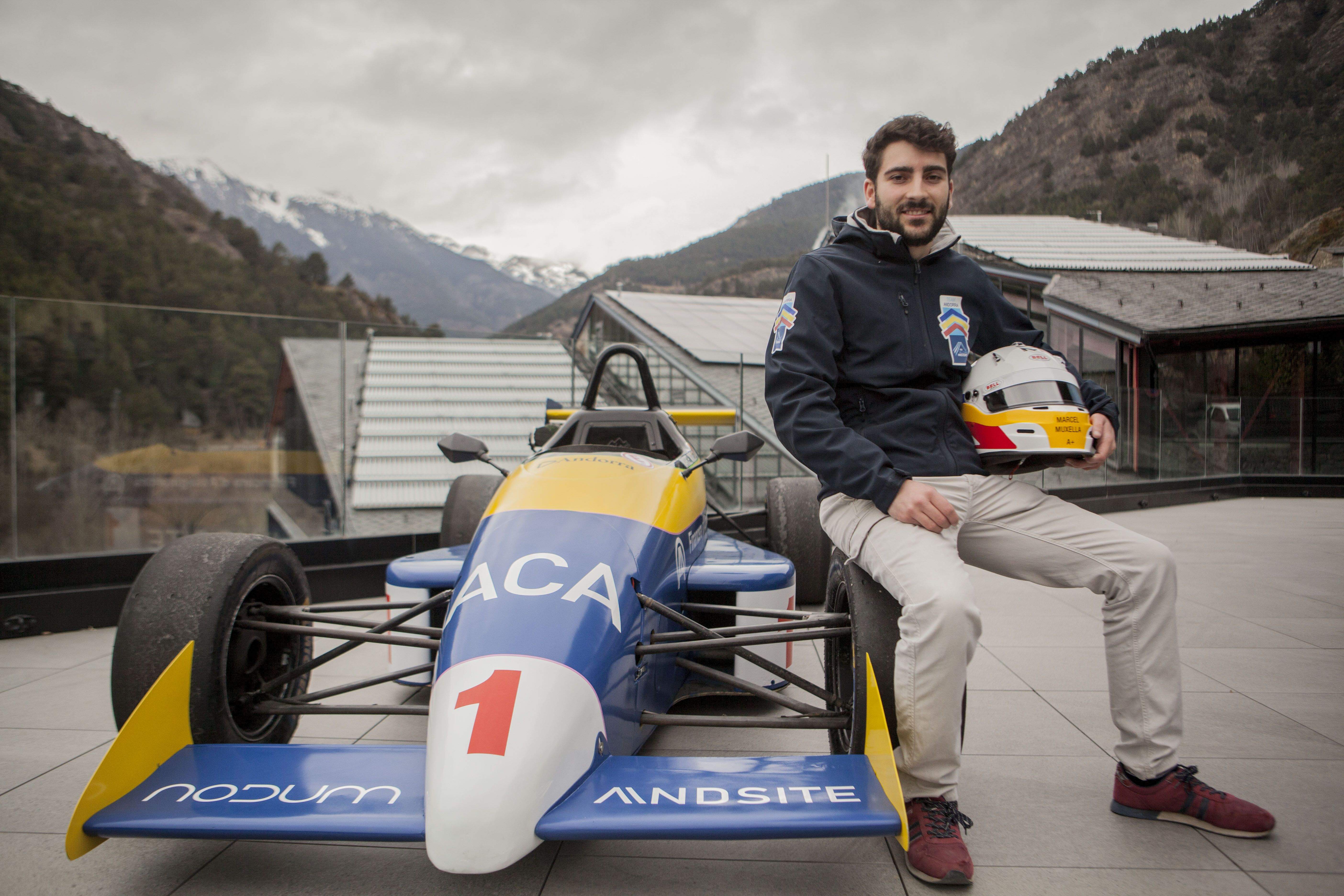 Marcel Muxella, amb el que serà el seu cotxe.