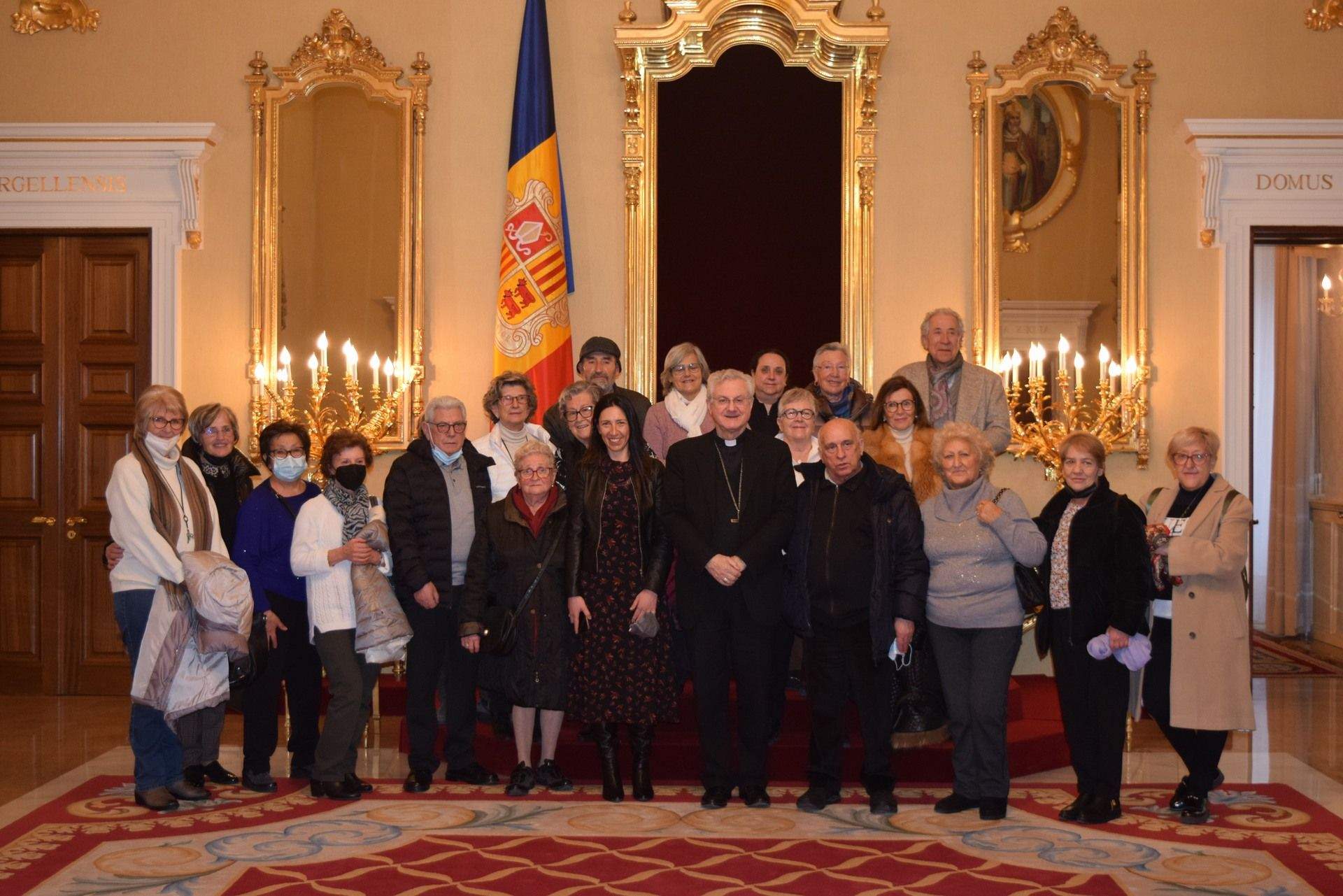 Foto de família dels assistents a la visita al Palau Episcopal.