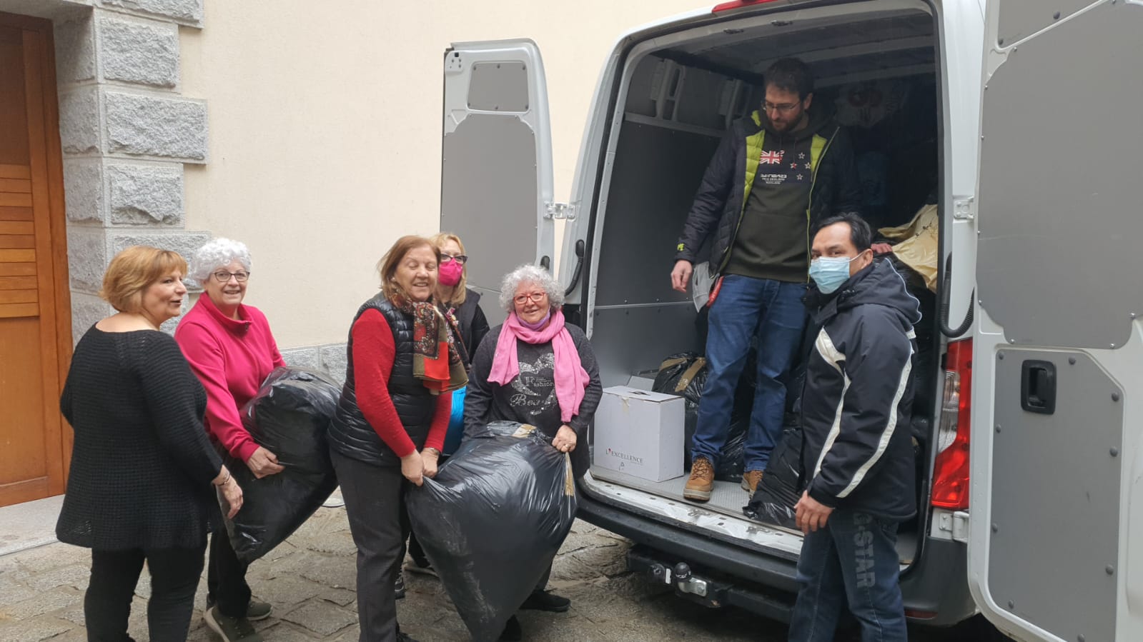 Voluntaris treballant en la recollida de material a Sant Julià. La portaveu del Sindicat, Rebeca Bonache.