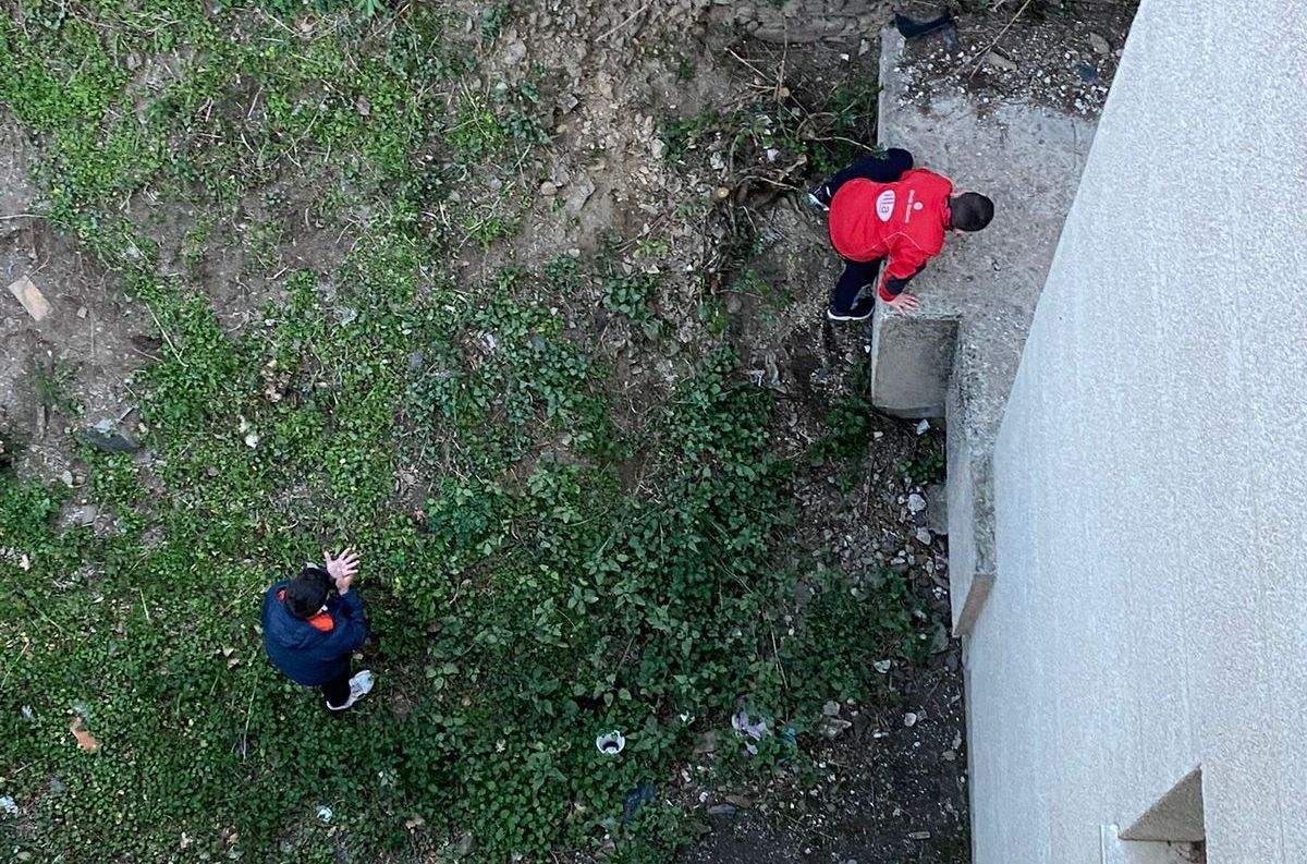 Dos joves es disposen a marxar del parc quan hi havien accedit després del seu tancament.