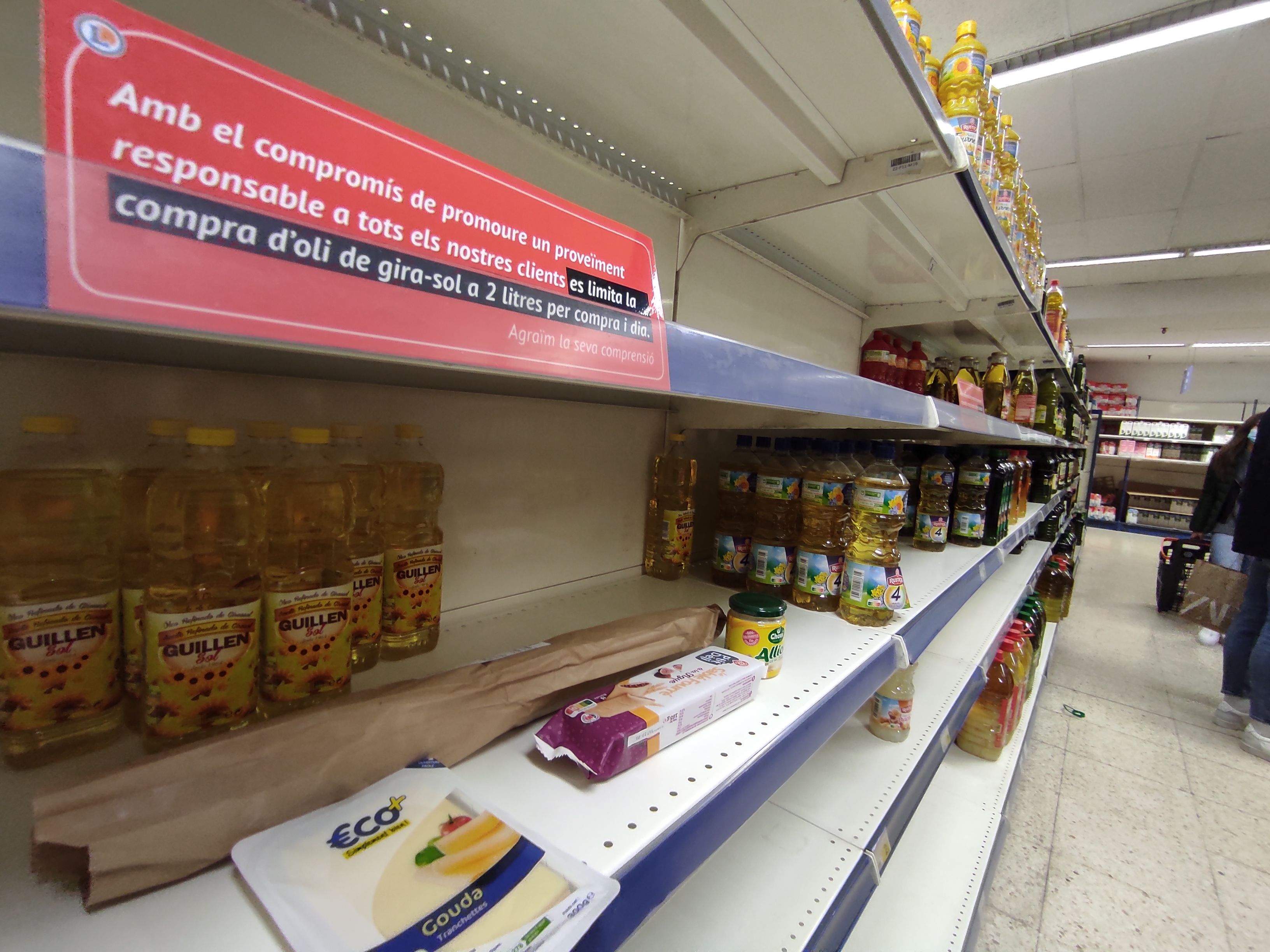 Una prestatgeria d'un centre comercial amb ben pocs productes.