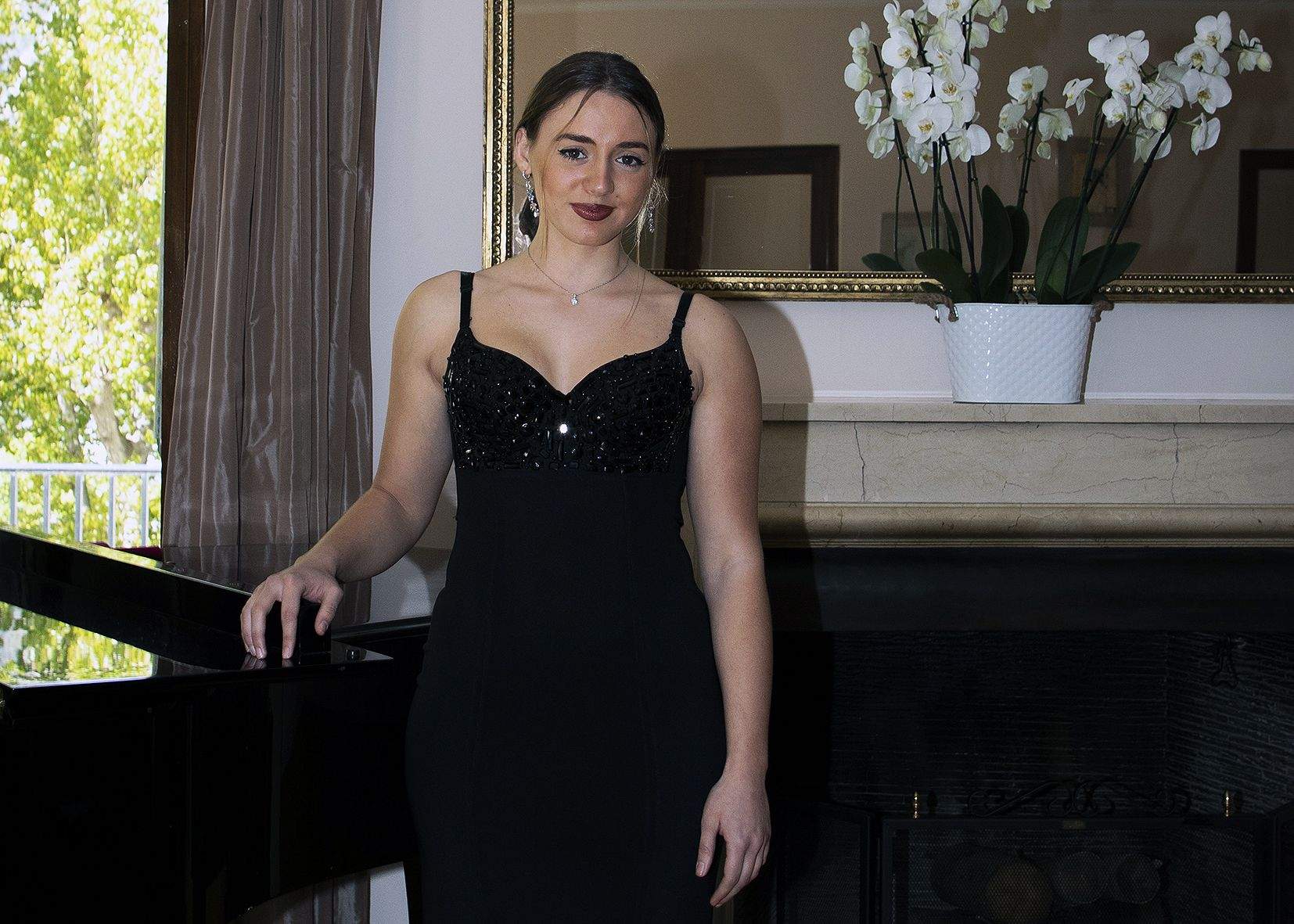 Maria Soler Vidal al costat d'un piano.