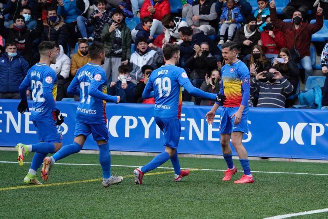 Els jugadors tricolors celebren el gol de Rubén Bover.