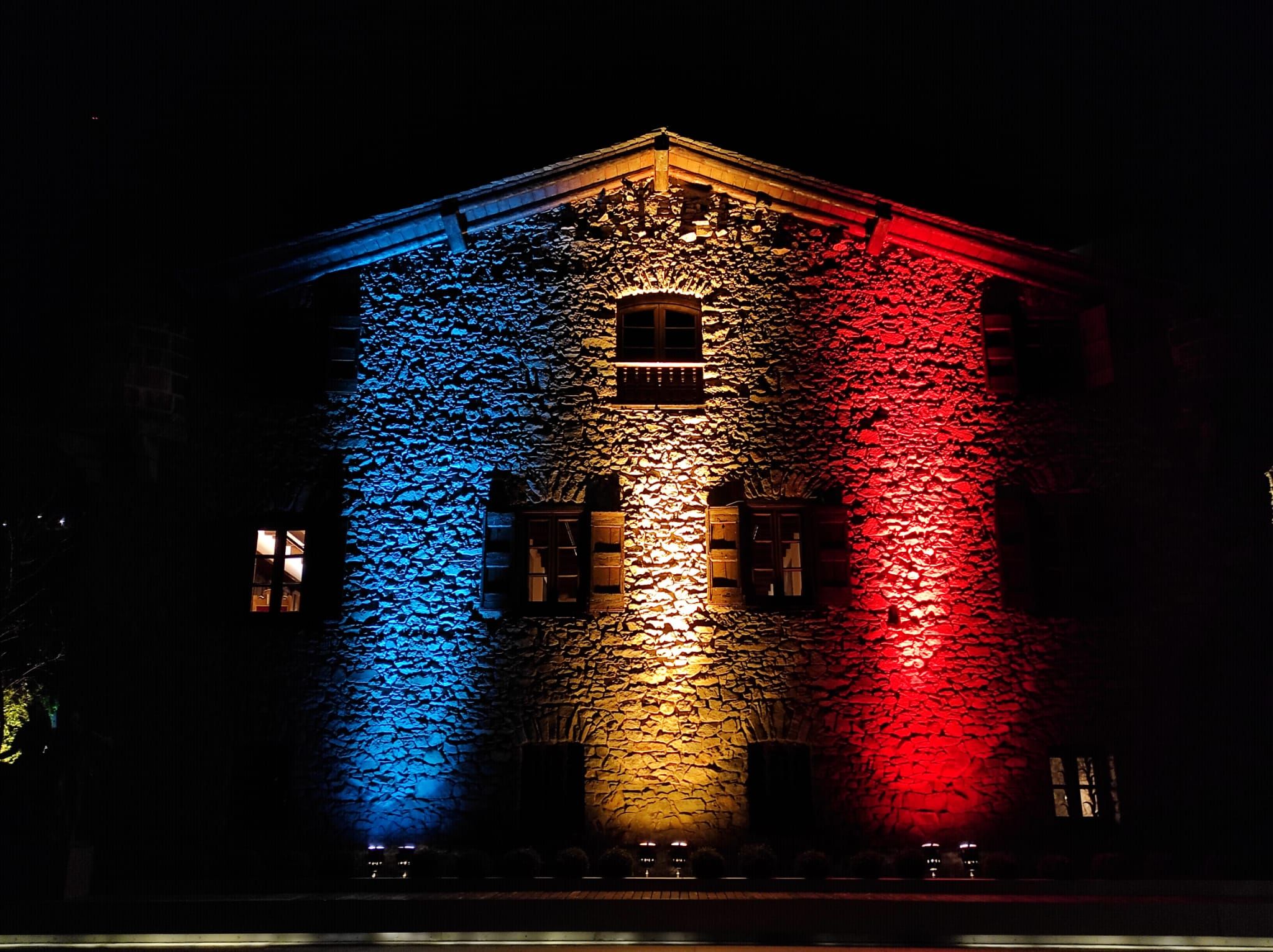Casa de la Vall il·luminada amb els colors de la bandera el 14 de març.