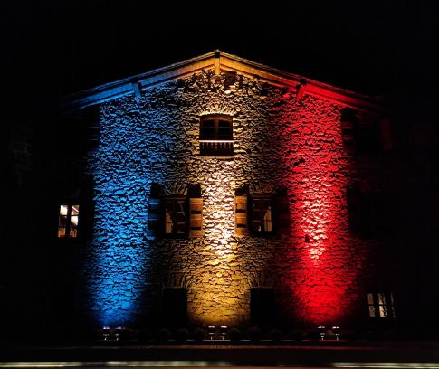 Casa de la Vall il·luminada amb els colors de la bandera aquesta nit del 14 de març.