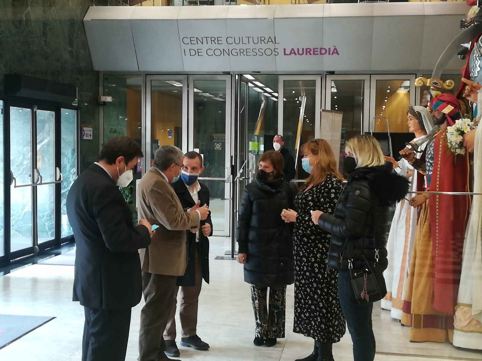 Representants de l'ambaixada espanyola, i del comú de Sant Julià amb l'organitzadora del concert Dolors Vallespí (segona per la dreta).
