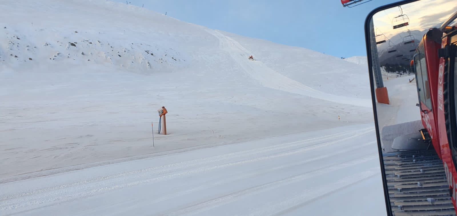La pols sahariana comença a ser apreciable damunt la neu, a Pal per exemple.