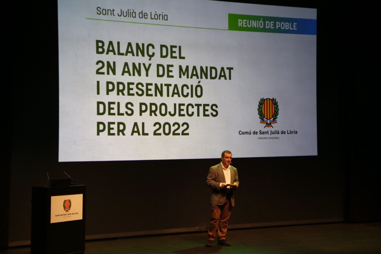 El cònsol major, Josep Majoral durant la seva intervenció a la reunió de poble.