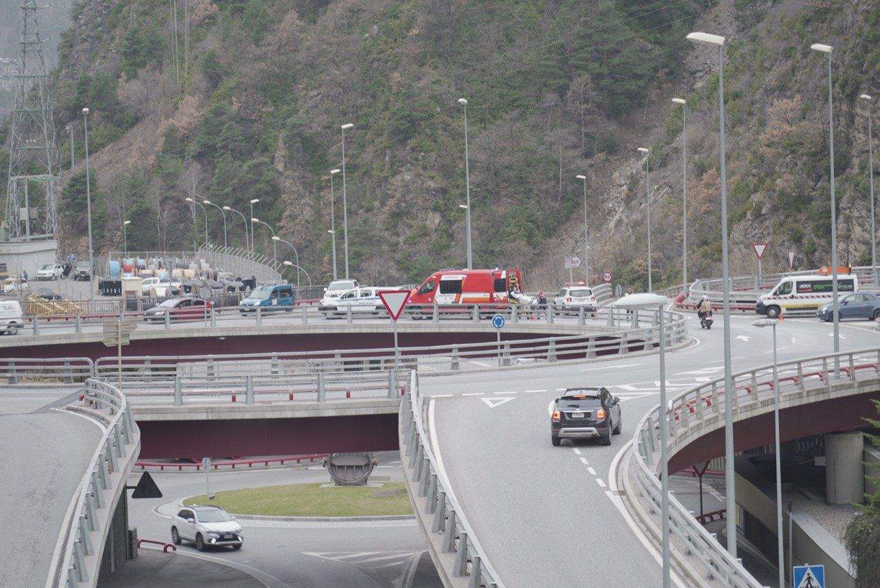 Els sanitaris dels bombers retiren el ferit.