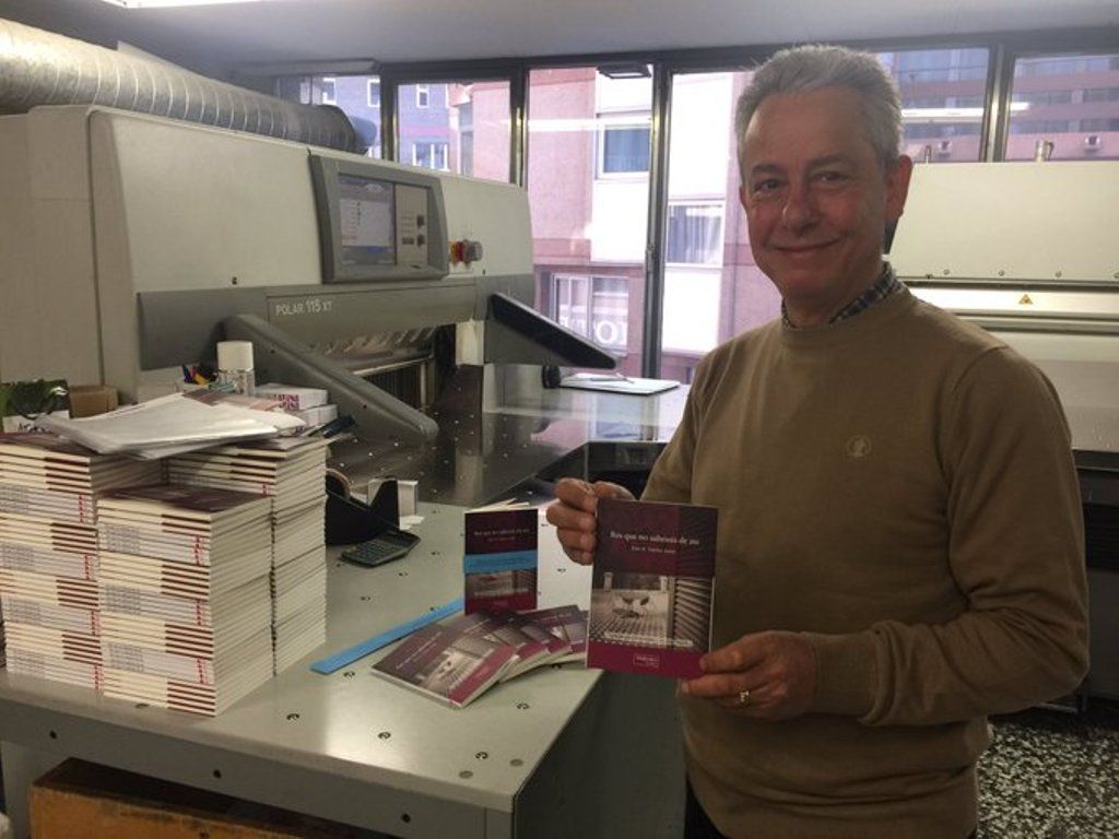 Robert Basart amb un exemplar de 'Res que no sabessis de mi'.