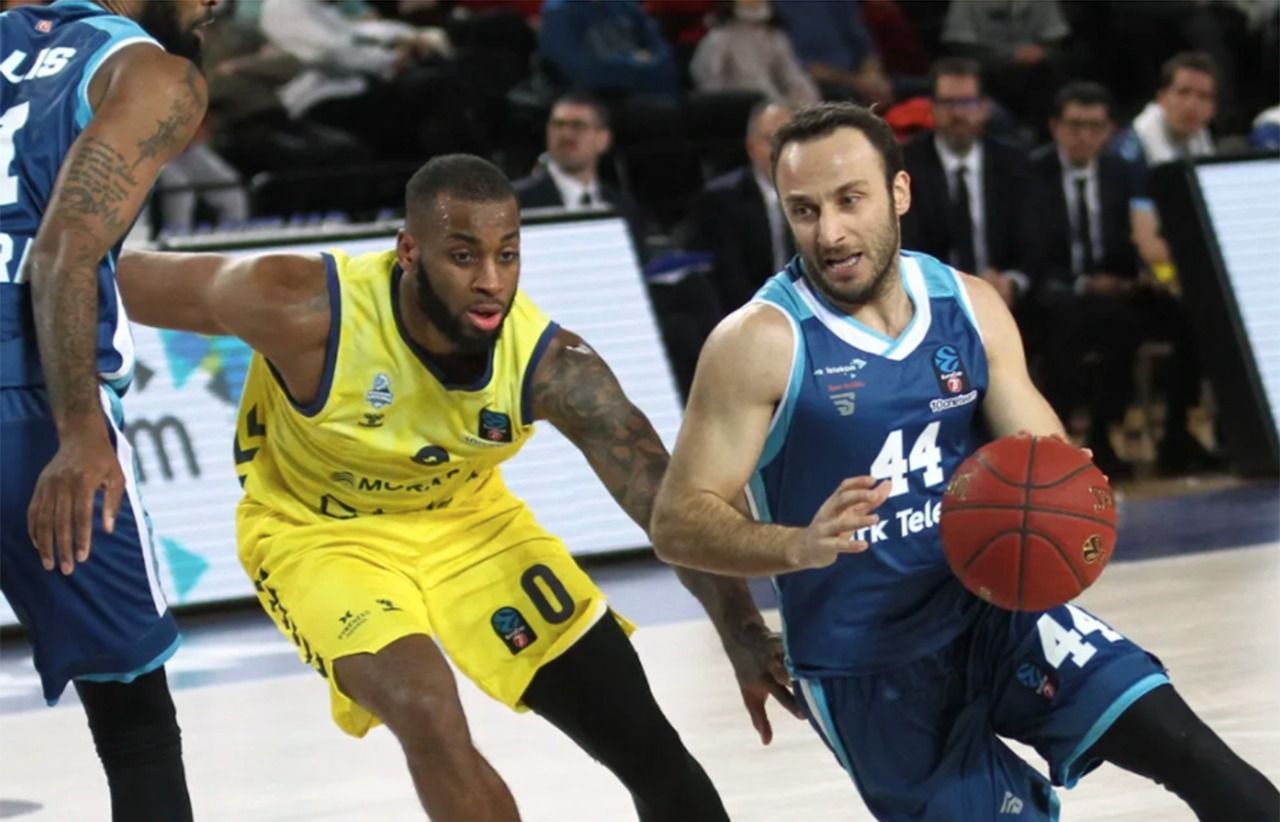 Ogut supera el marcatge de Miller-McIntyre al partit d'aquest dimecres.