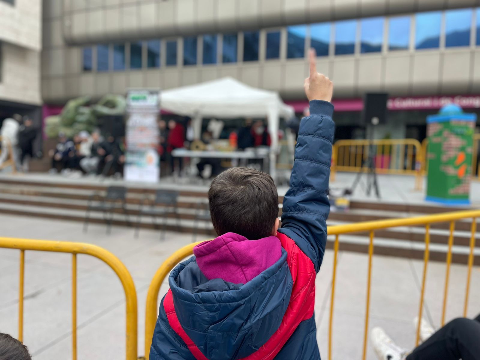 UN NEN DURANT LA CELEBRACIÓ D'UN ACTE DEL MOVLAV.