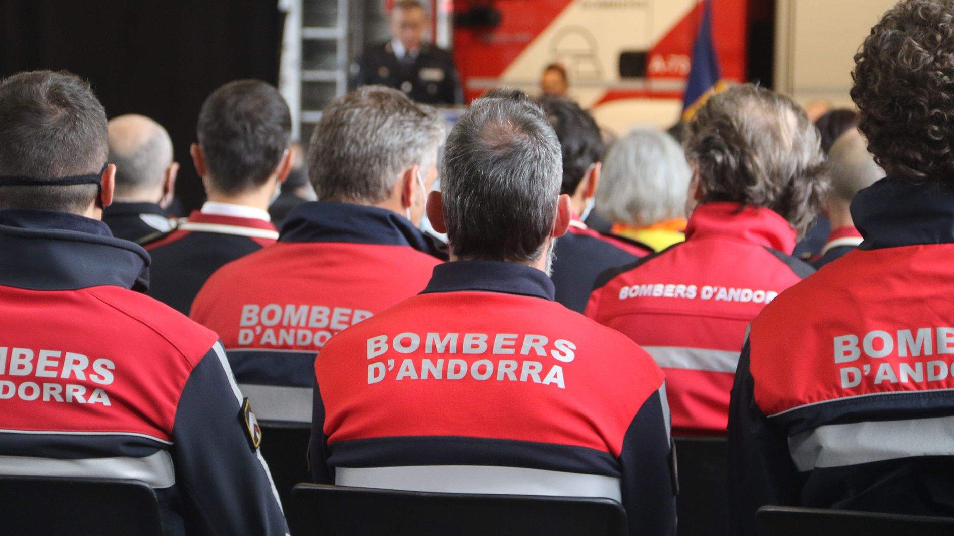 Bombers escoltant el discurs del director del cos.