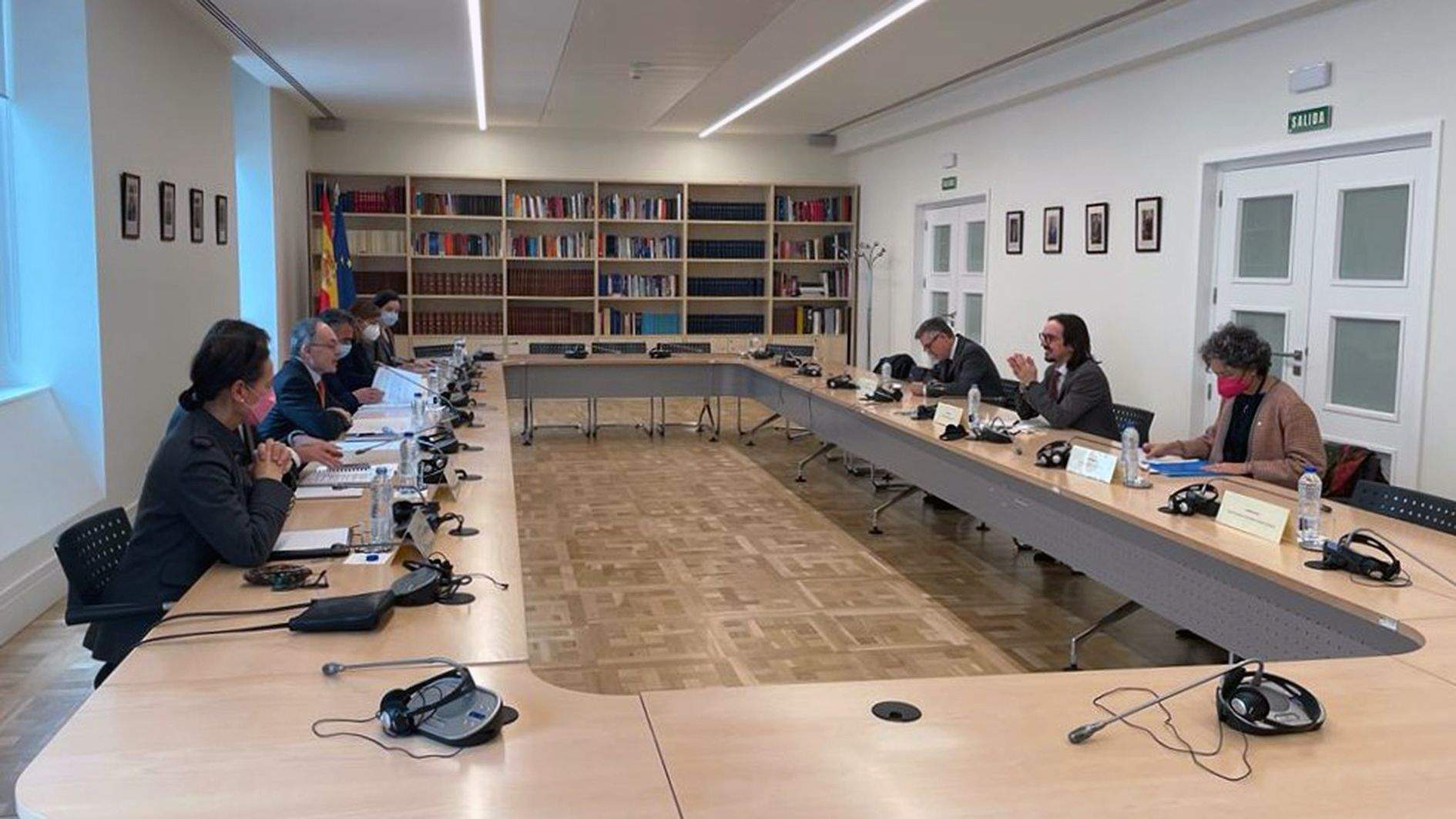 Un moment de la trobada entre les delegacions liderades per Navarro i Riba.