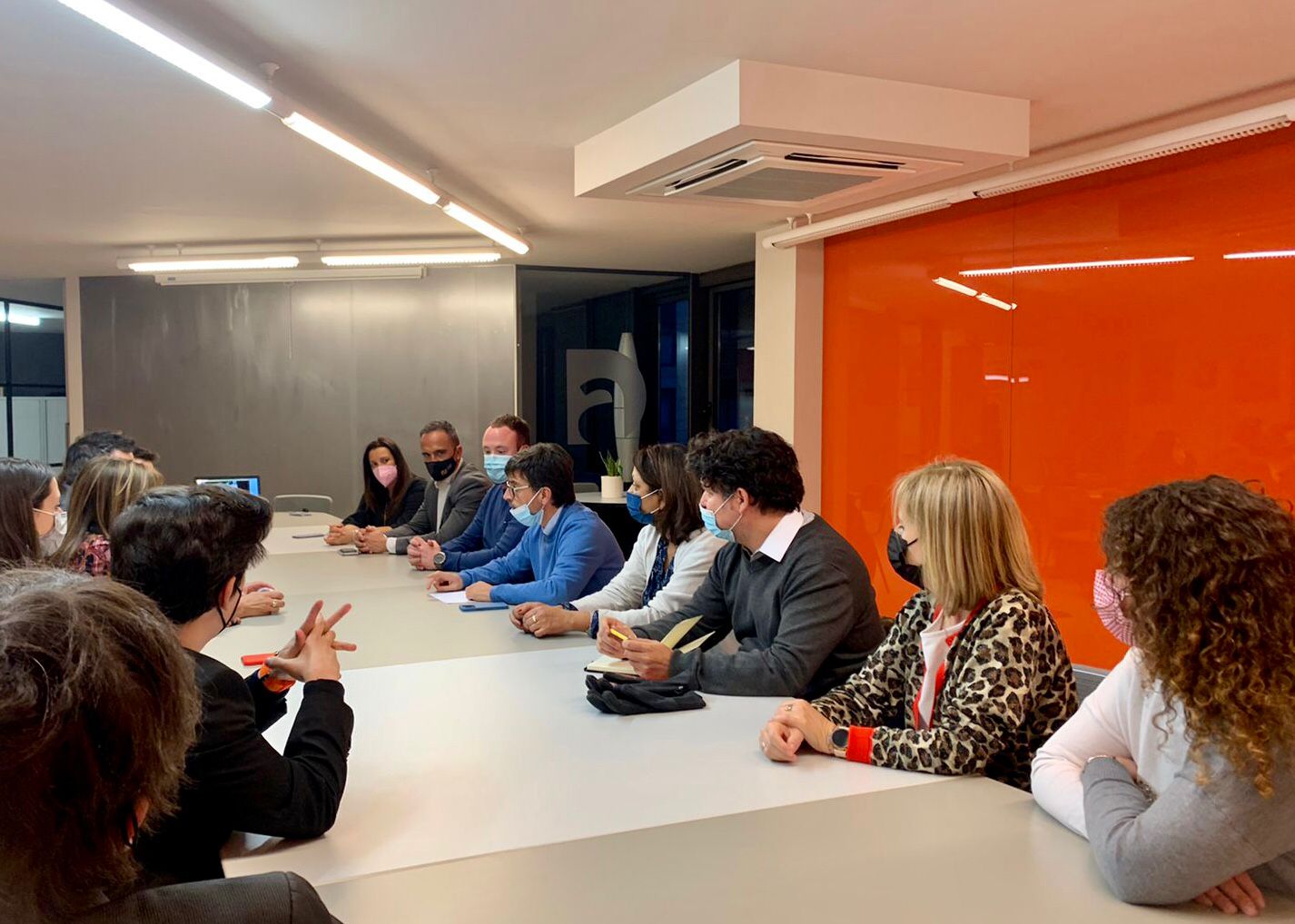 Un moment de la reunió del comitè parroquial.