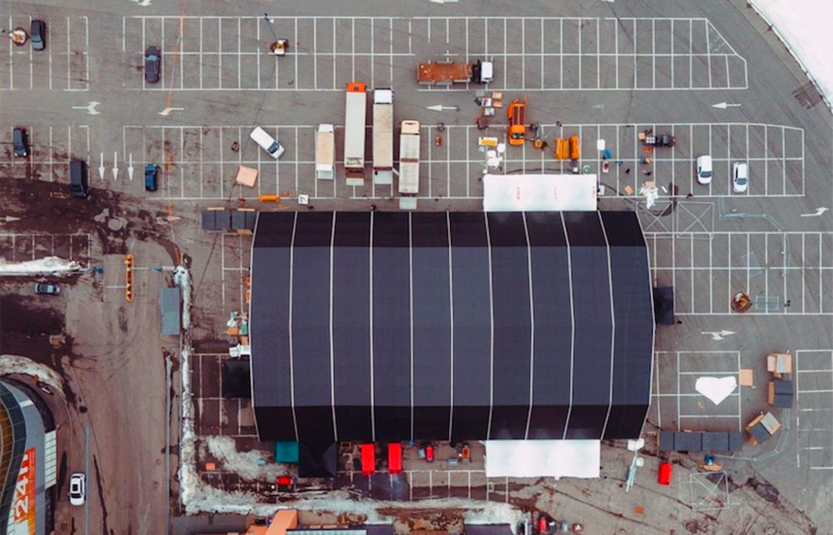 L'aparcament del Bullidor acull la carpa gran del festival.