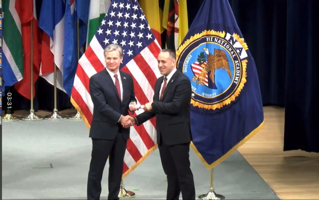 Francesc Almendros rep el diploma de mans del director de l'FBI.