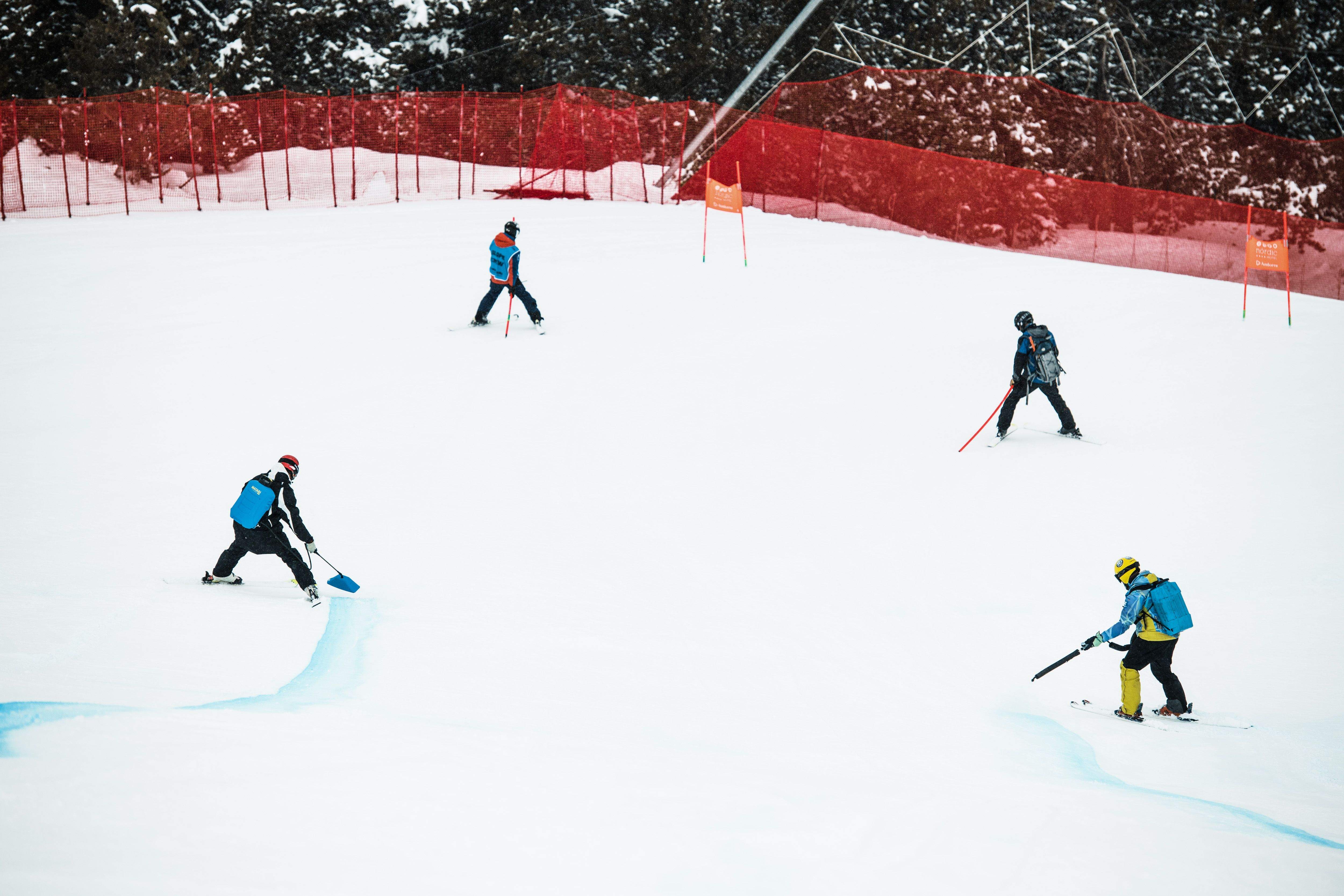 Tècnics treballant a la pista Àliga.