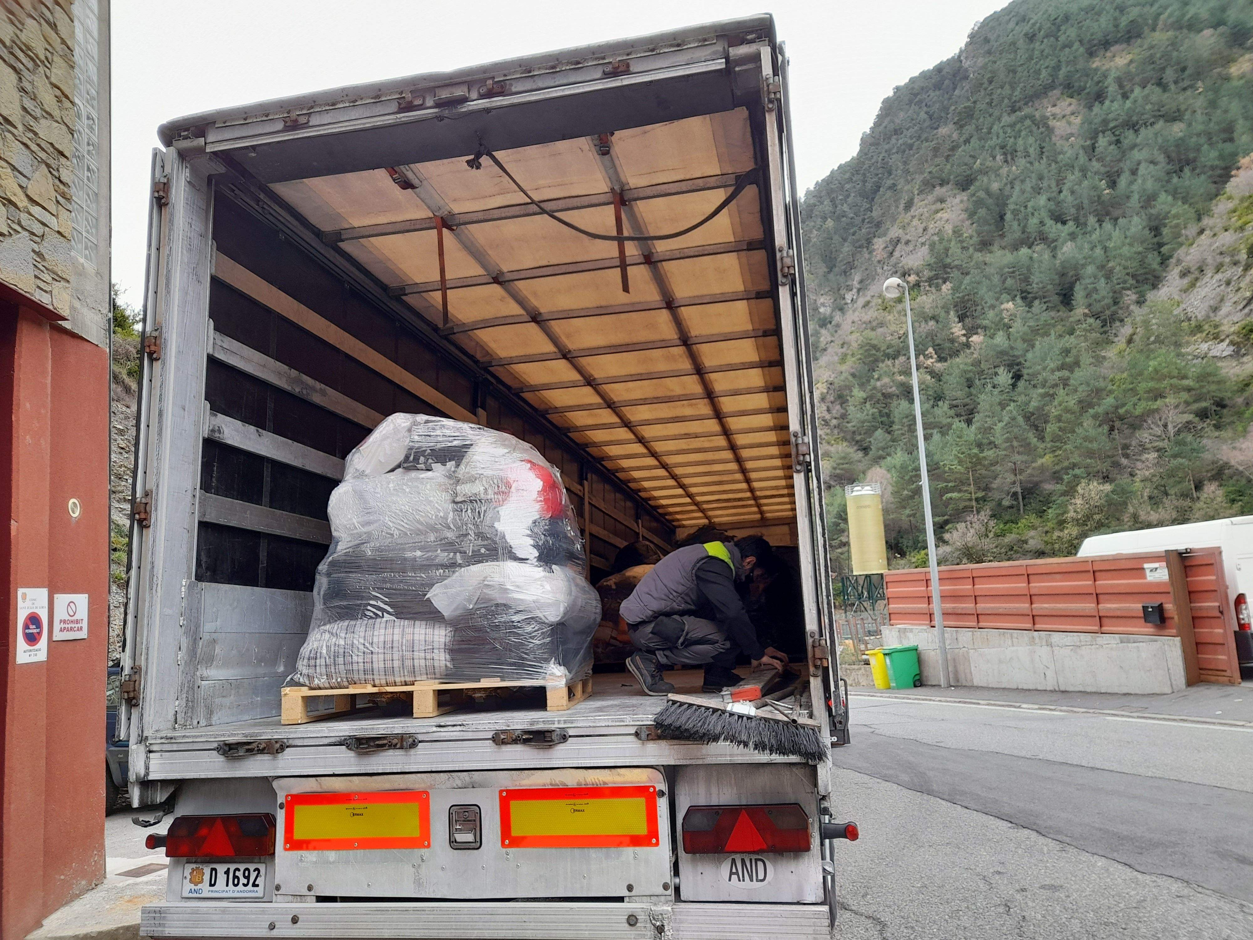 Els palets dins el camió.