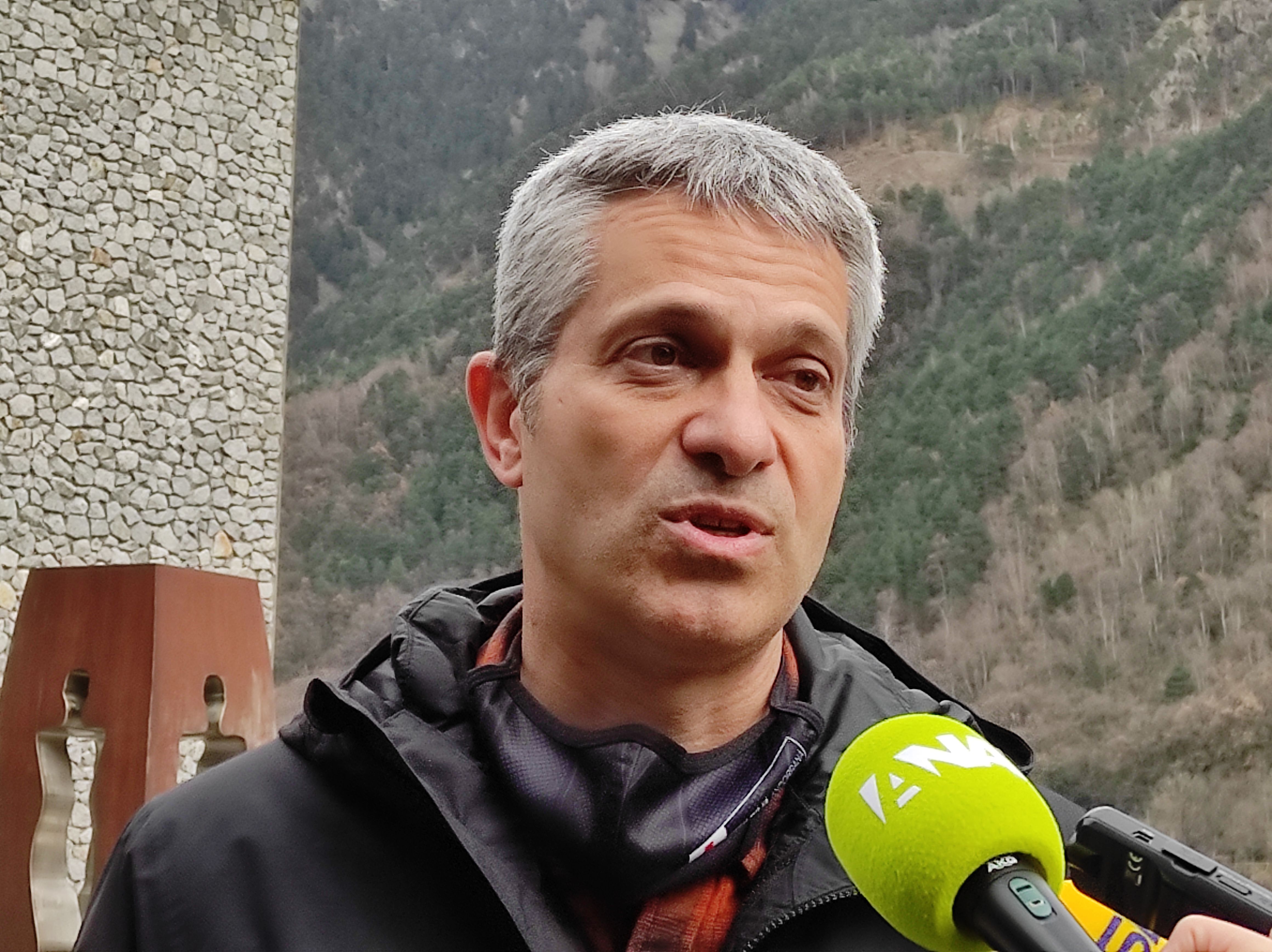 Jordi Fernàndez ha comparegut a la plaça del Consell General per 'auto-desmentir-se'. Jordi Fernàndez ha comparegut a la plaça del Consell General per 'auto-desmentir-se'.