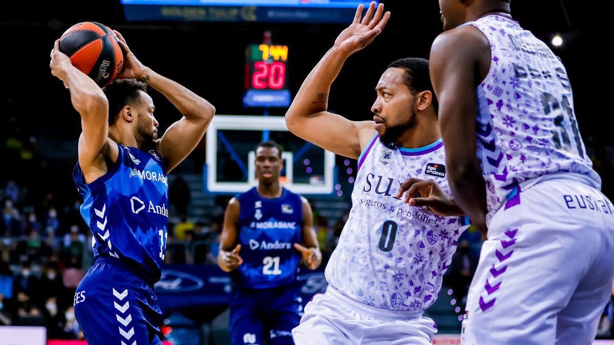 Hannah es disposa a fer jugada en presència de Goudelock al partit d'aquest dissabte.