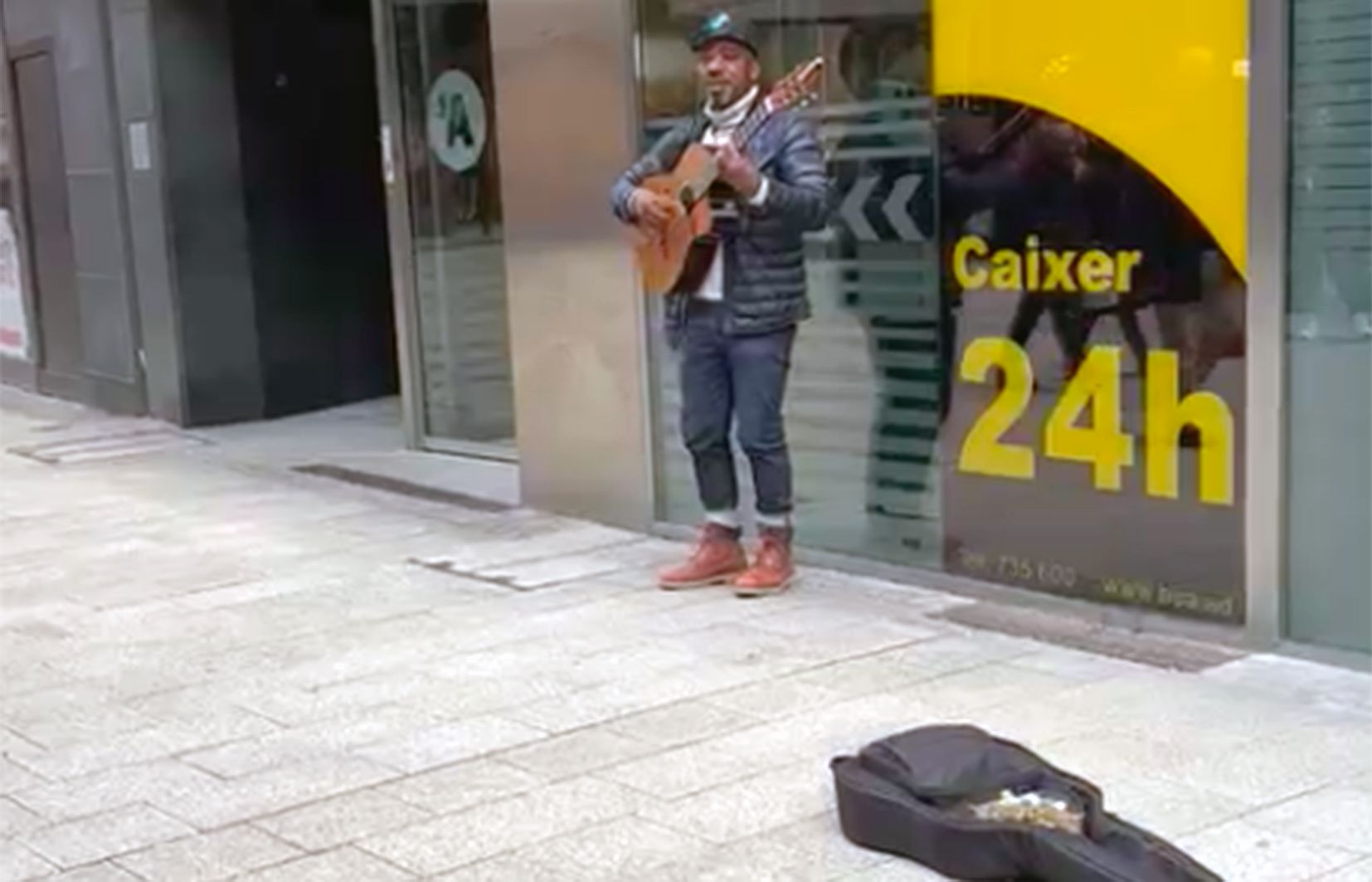 Un moment de l'actuació de l'home.