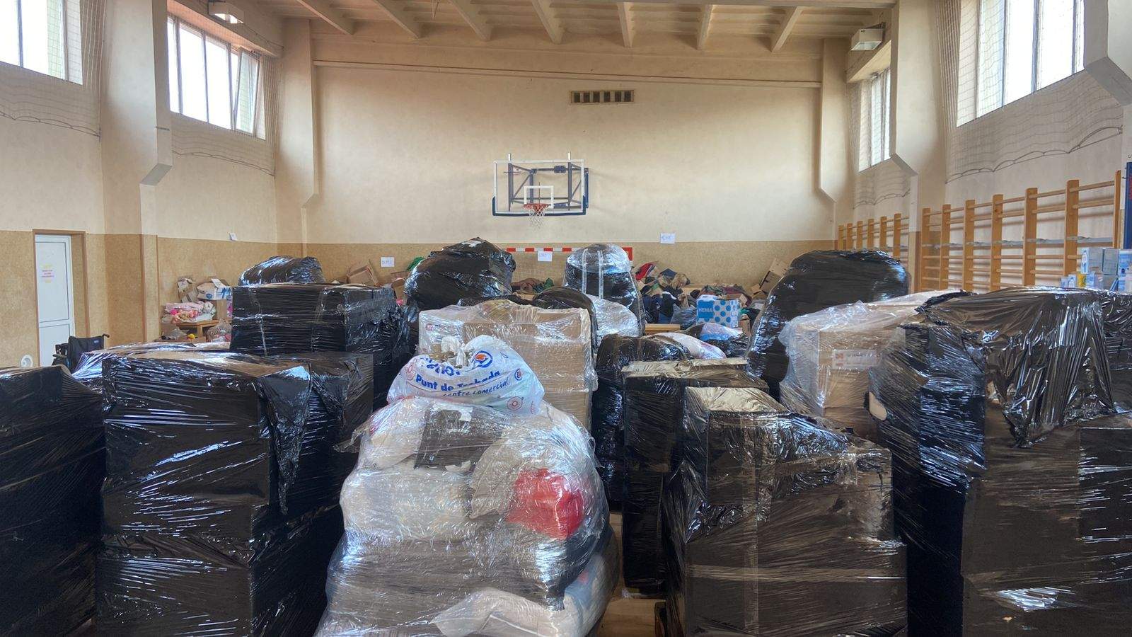 Part del material dipositat en un poliesportiu a Polònia.