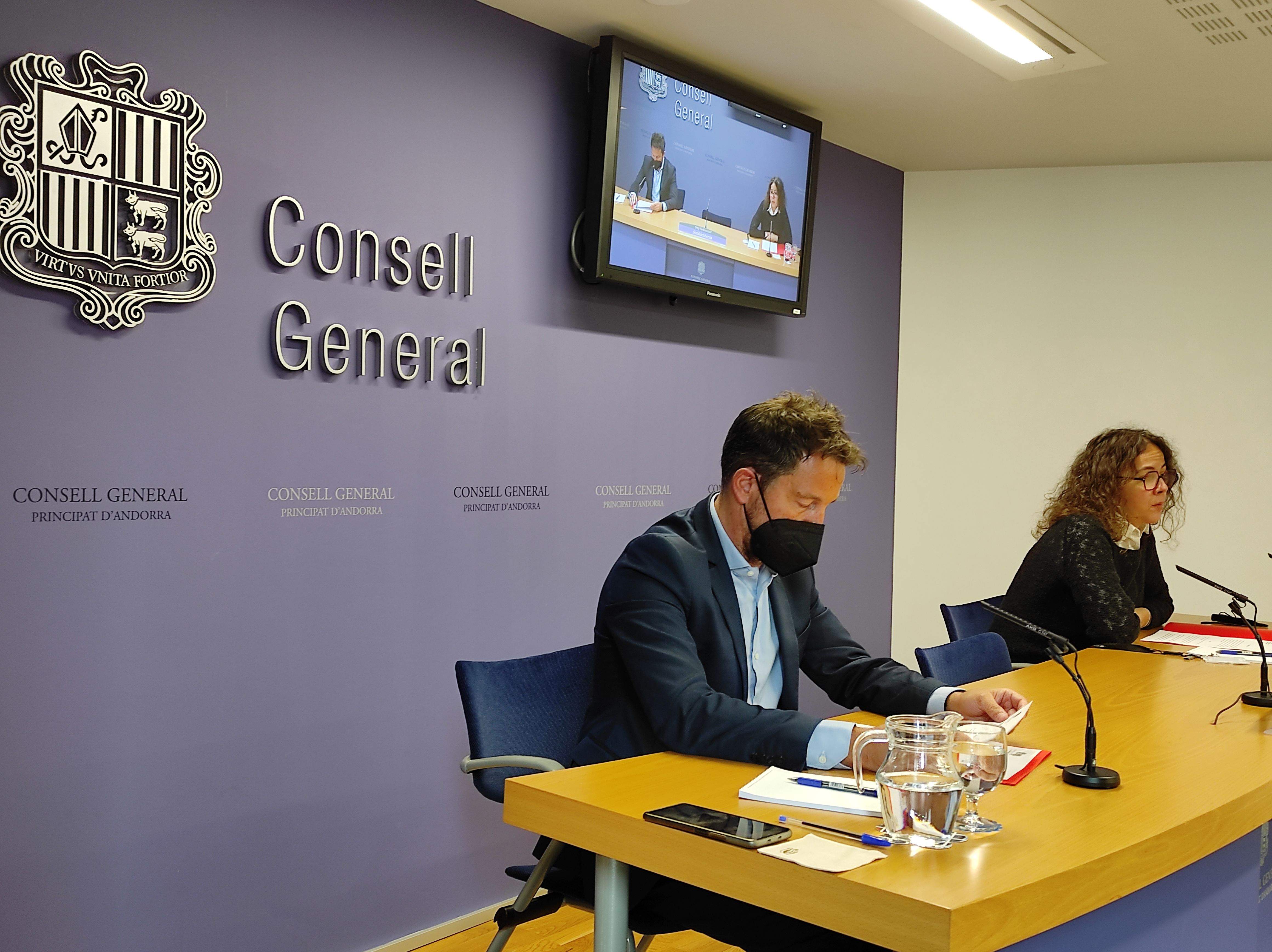 Pere López i Judith Salazar durant la compareixença d'aquest matí.