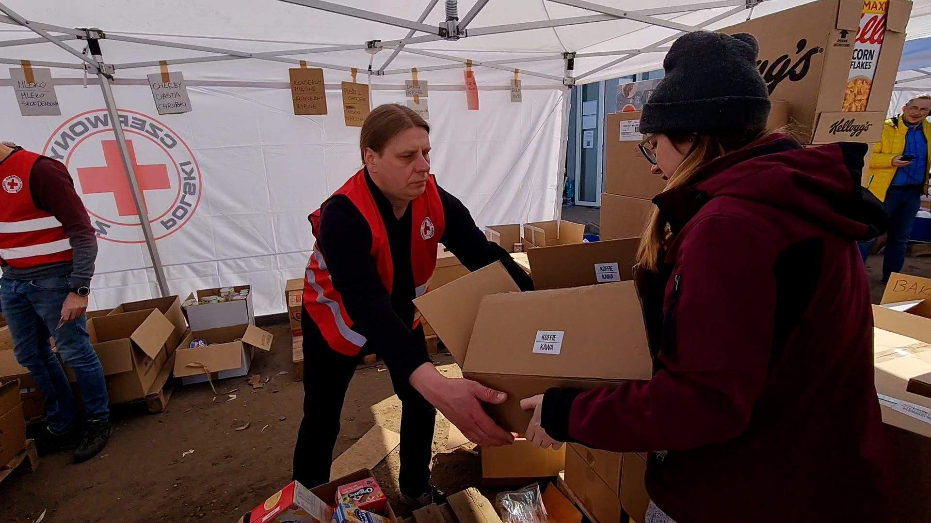 Voluntaris en un dels centres de recollida de material humanitari a Lublin. 