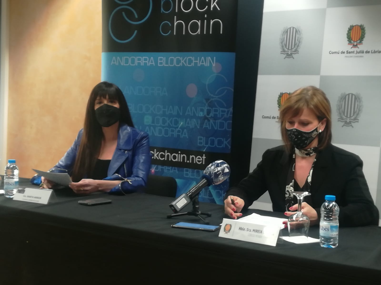 Marta Ambor i Mireia Codina a la roda de premsa de presentació.