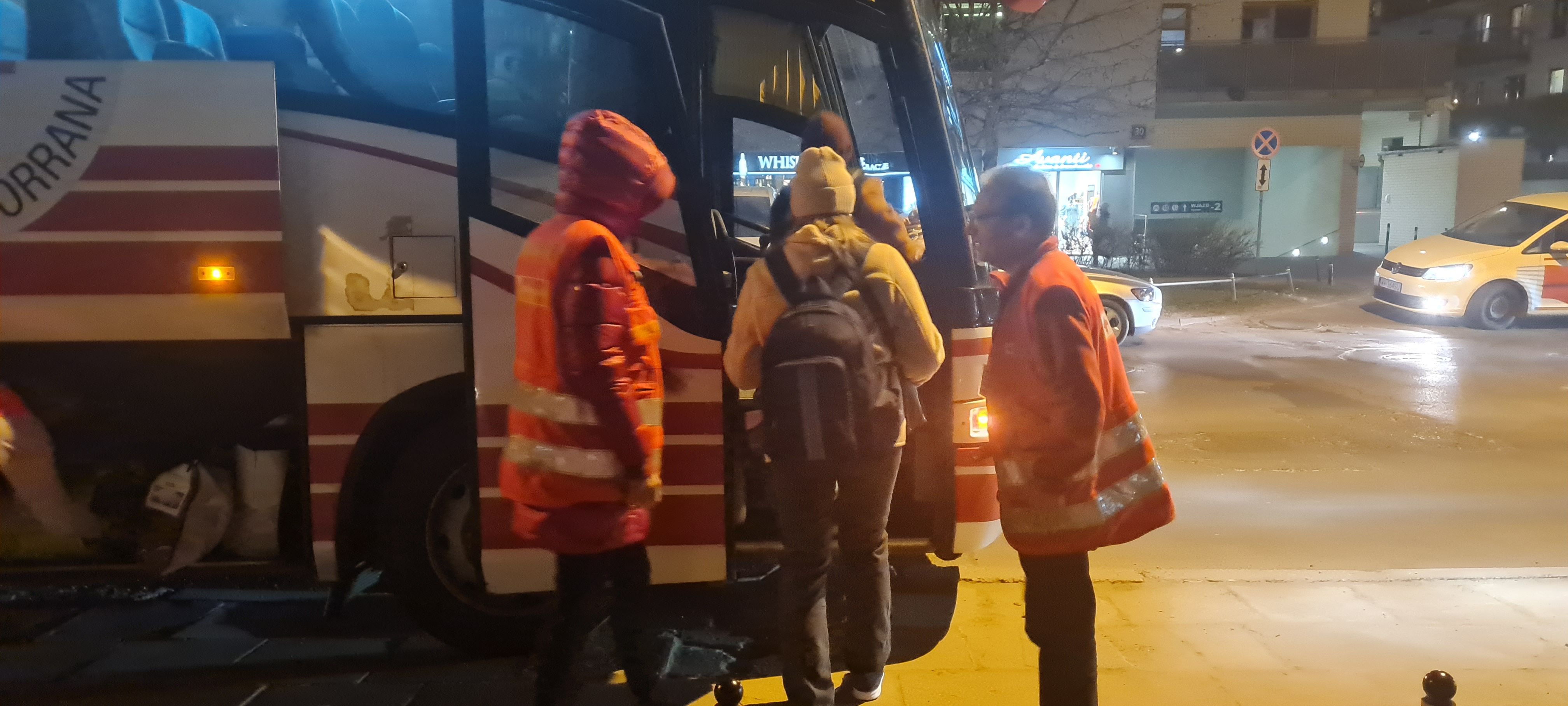 Desplaçats del conflicte d'Ucraïna pugen a l'autobús amb destí a Andorra.