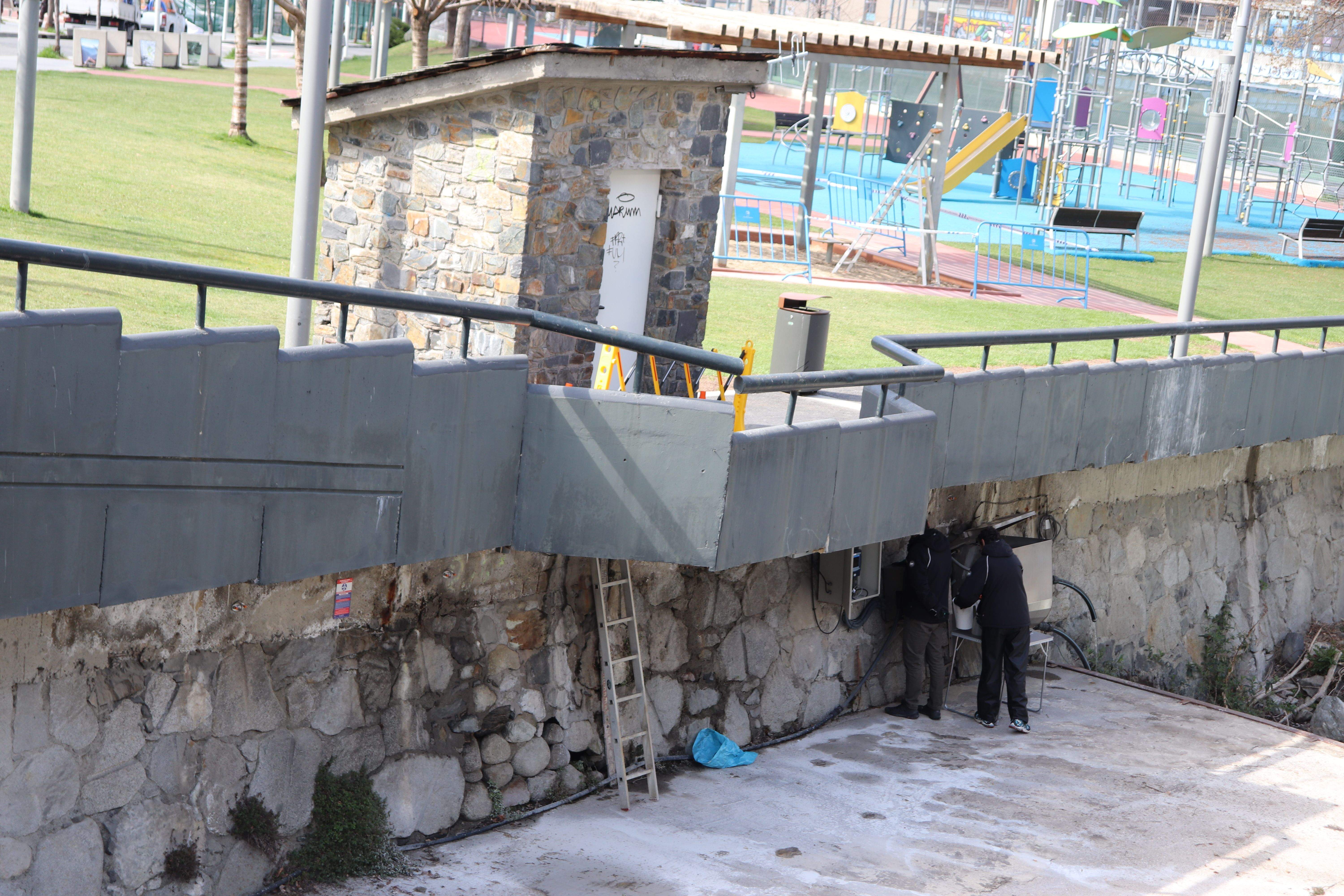 Operaris a l'estació Valira Orient.