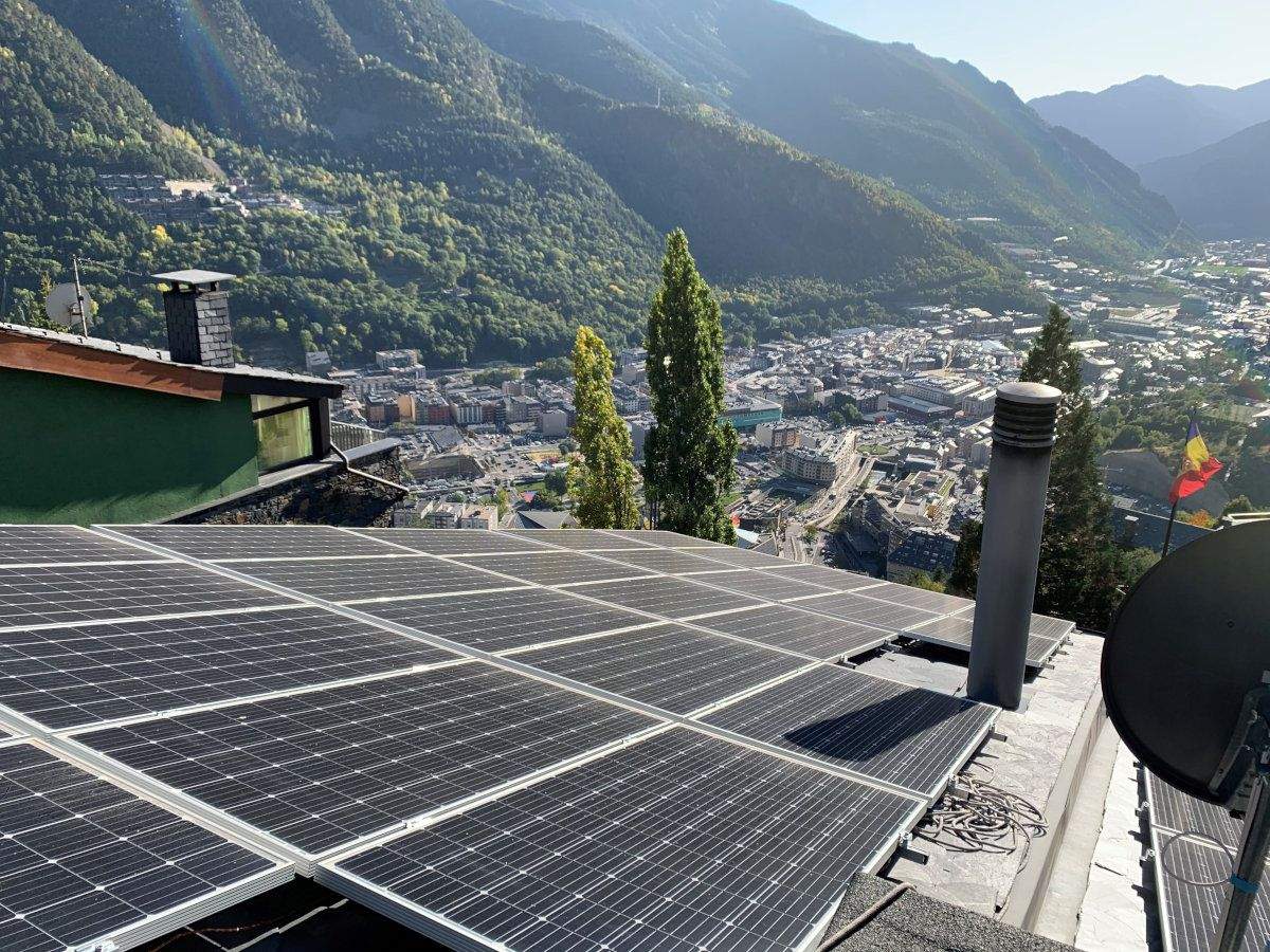 Plaques fotovoltaiques en una teulada.