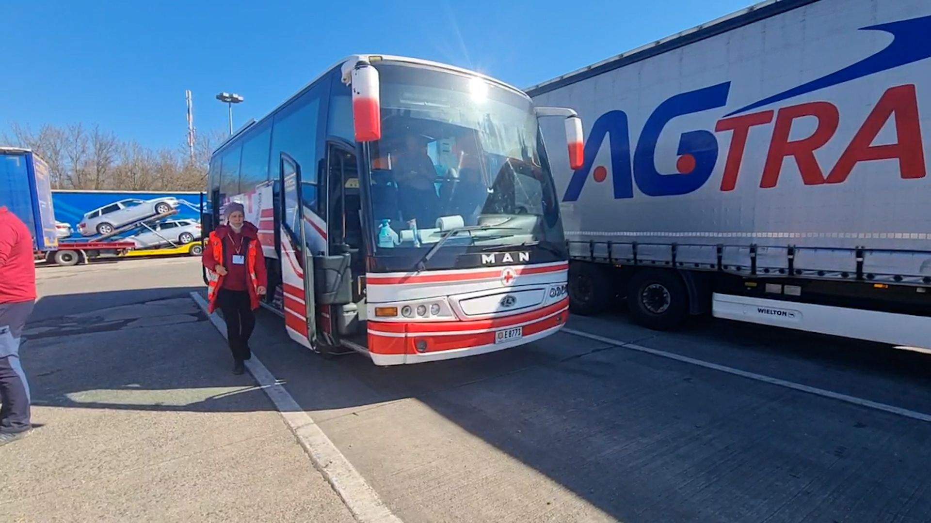 Una de les parades de l'autobús de Creu Roja Andorrana de tornada al Principat. La portaveu del Sindicat, Rebeca Bonache.