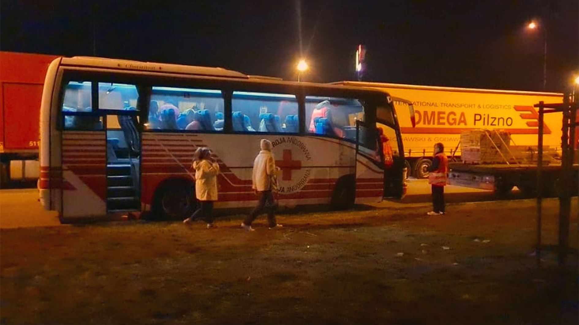 El bus que porta els refugiats i els membres de la missió en una de les parades.
